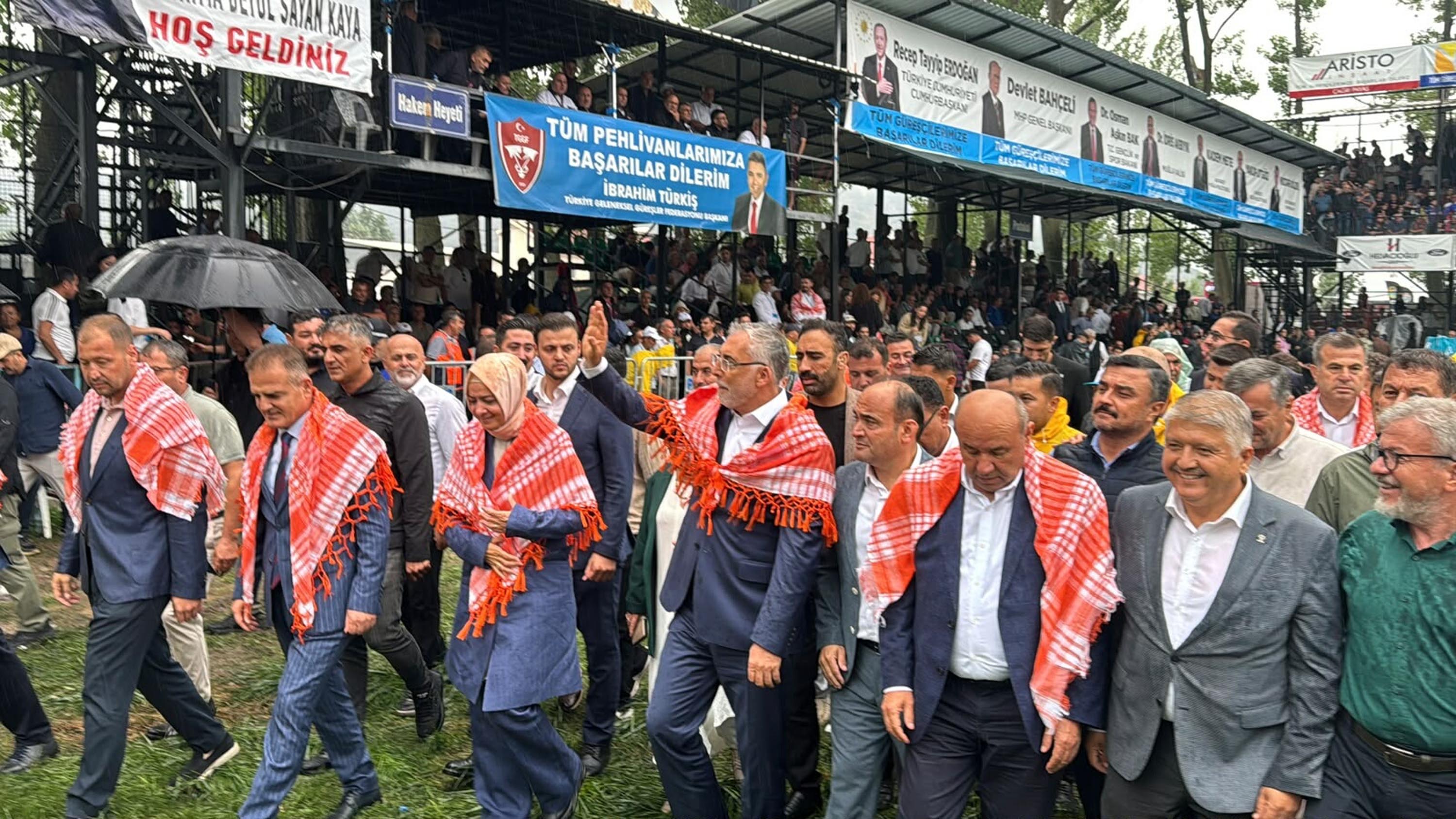 Bakan Işıkhan güreş müsabakalarını izliyor
