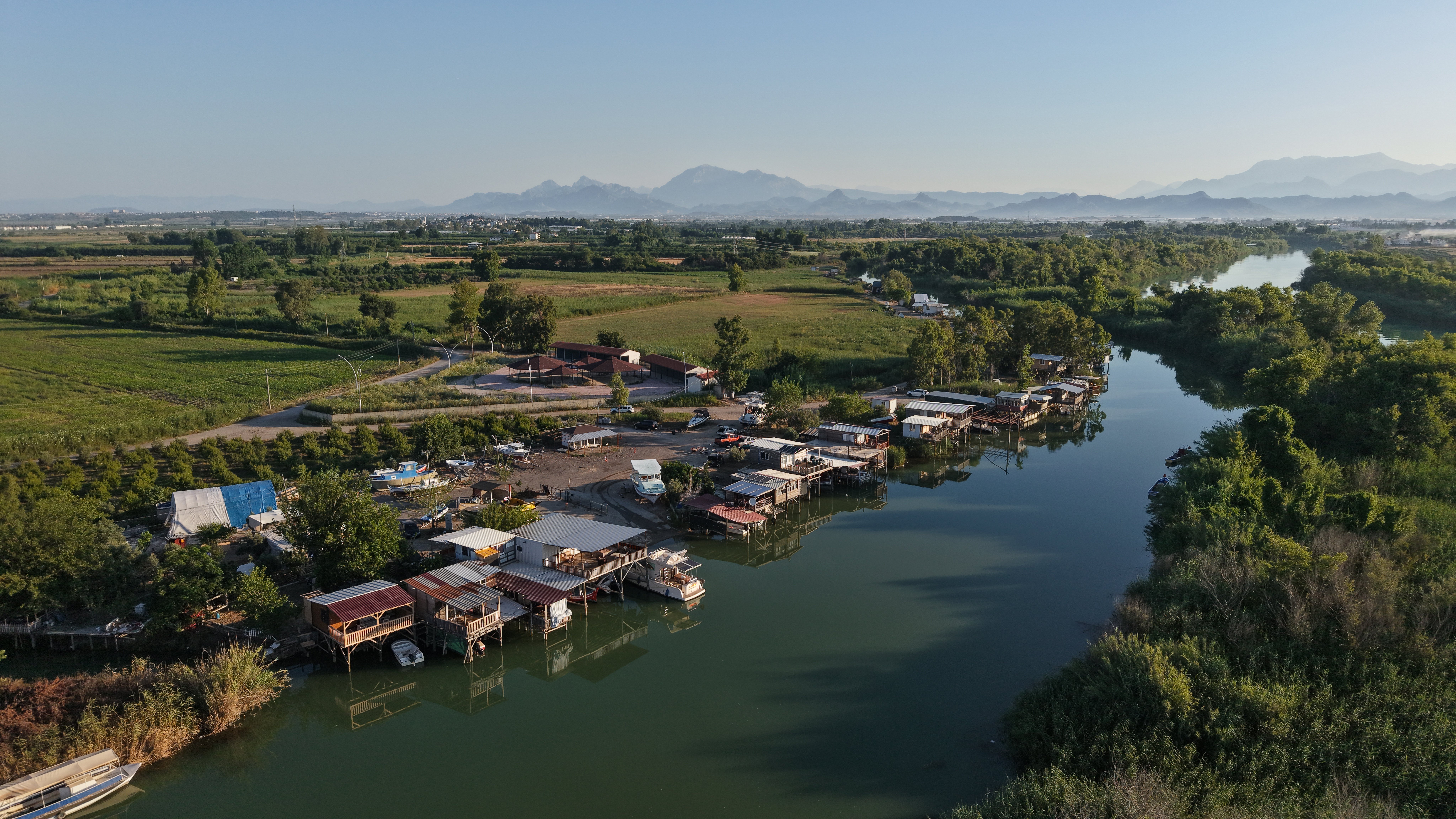 Acısu Nehri kıyısındaki kaçak yapılar
