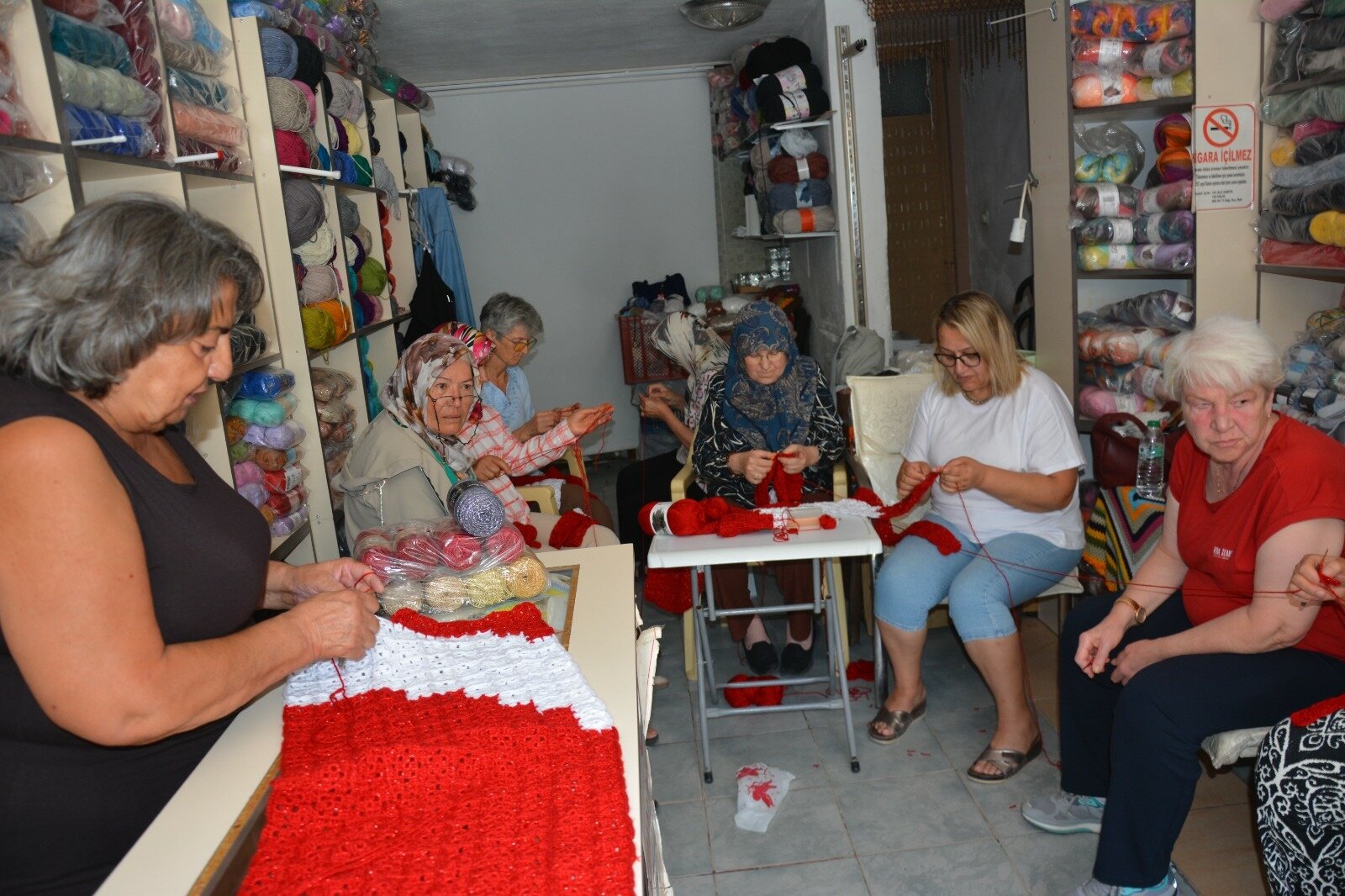 Kadınlar örgü bayrak için bir araya geldi