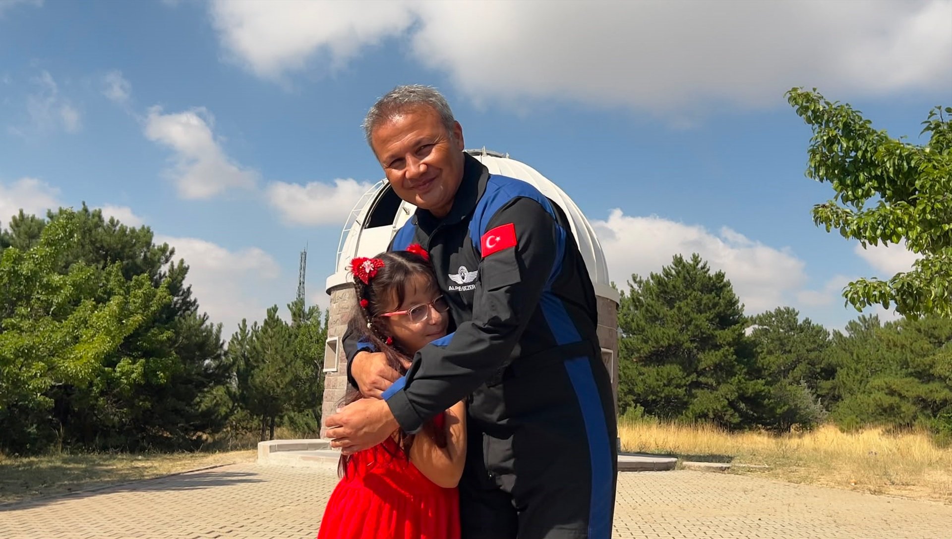 Fatma Zehra teleskopla gökyüzünü izliyor