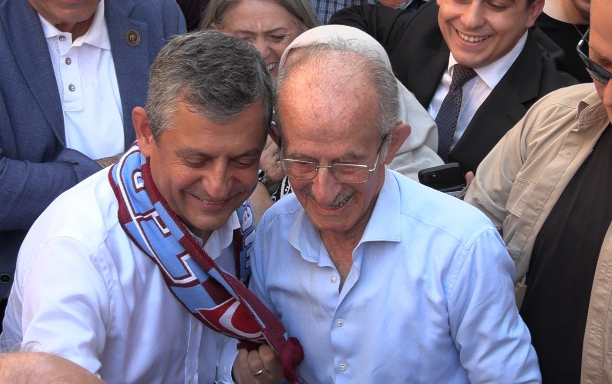 Yeni Parti rozet töreni