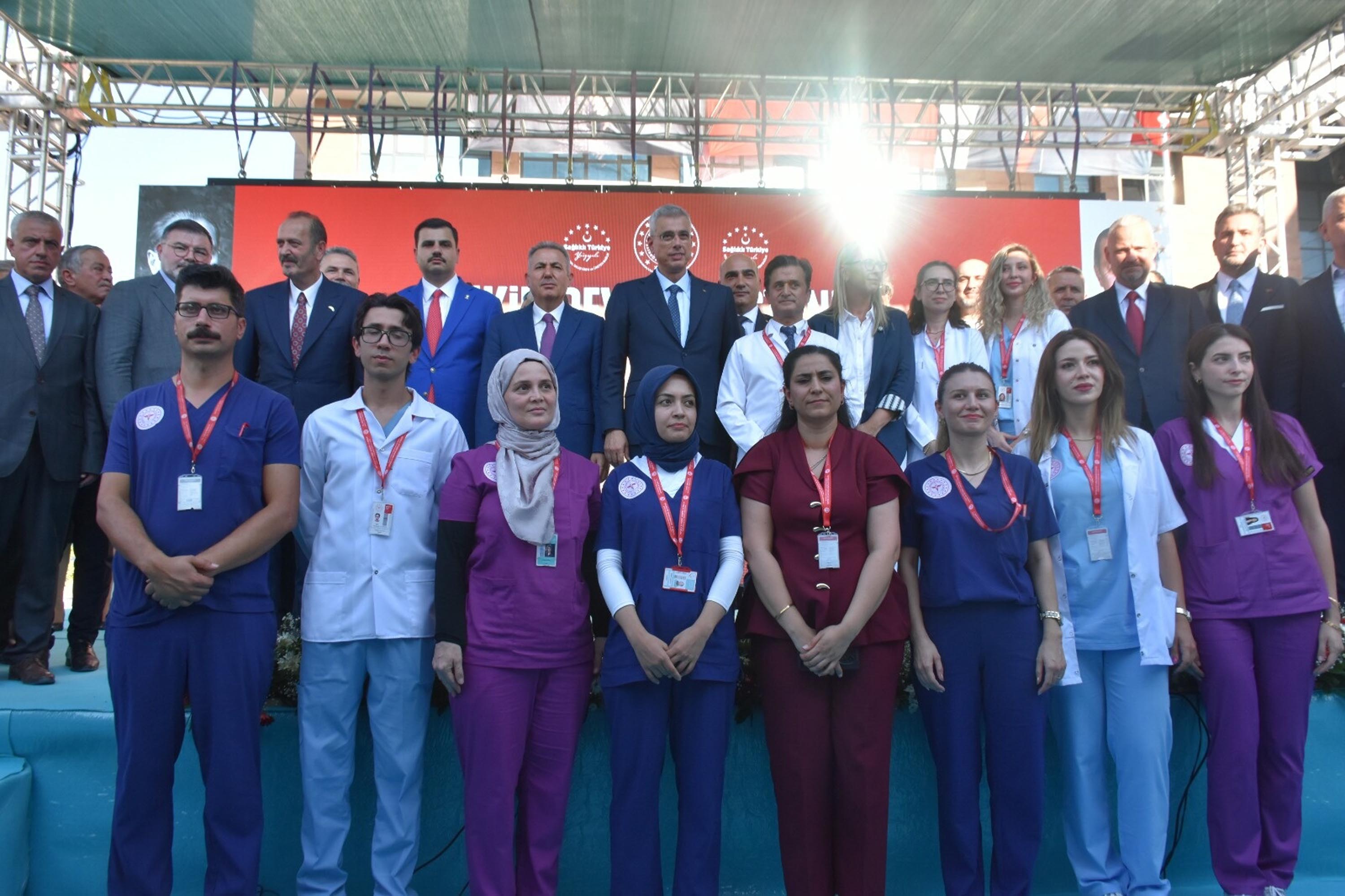 Sağlık Bakanı Memişoğlu açılış töreninde konuşuyor