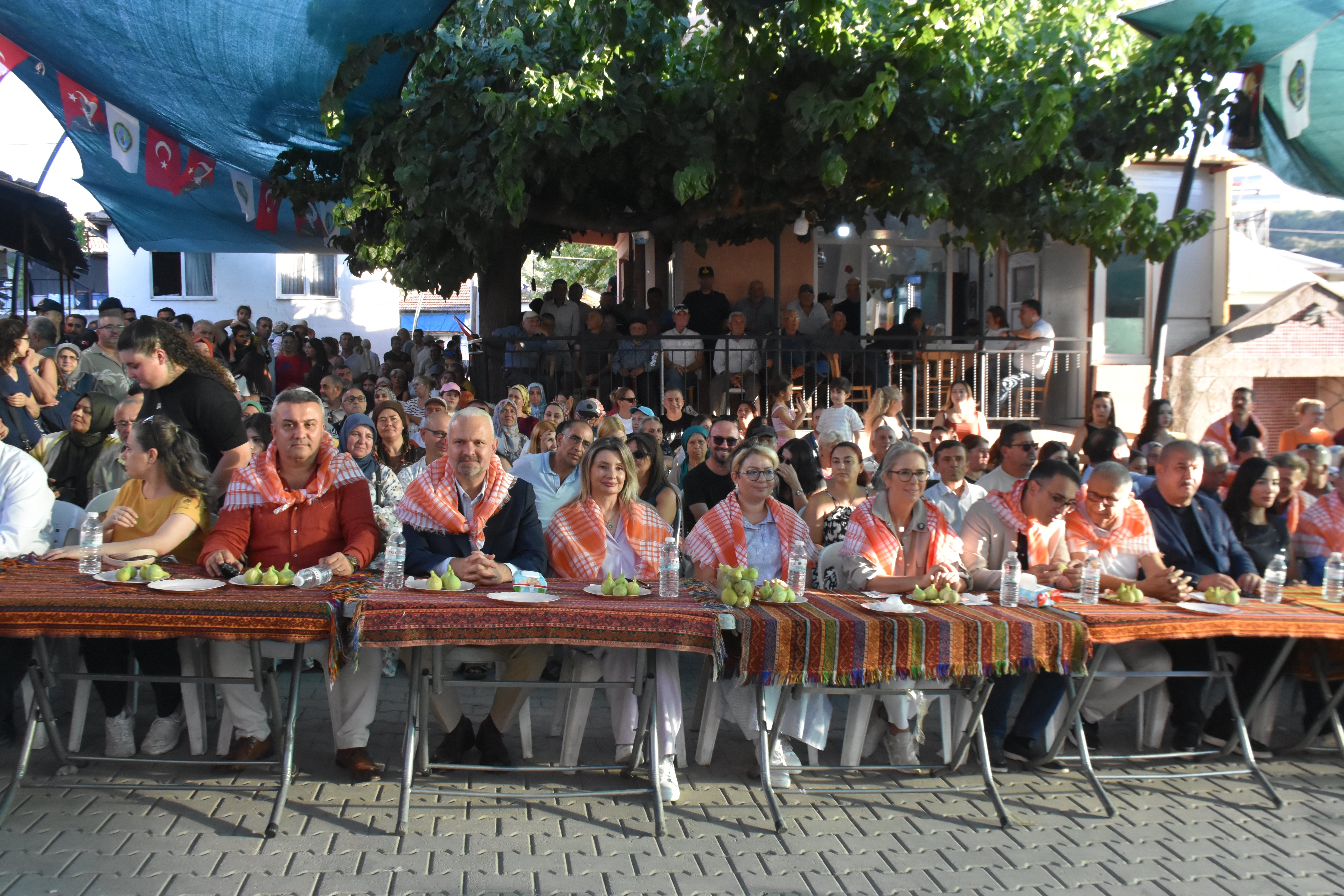 Menemen festivali halk oyunları