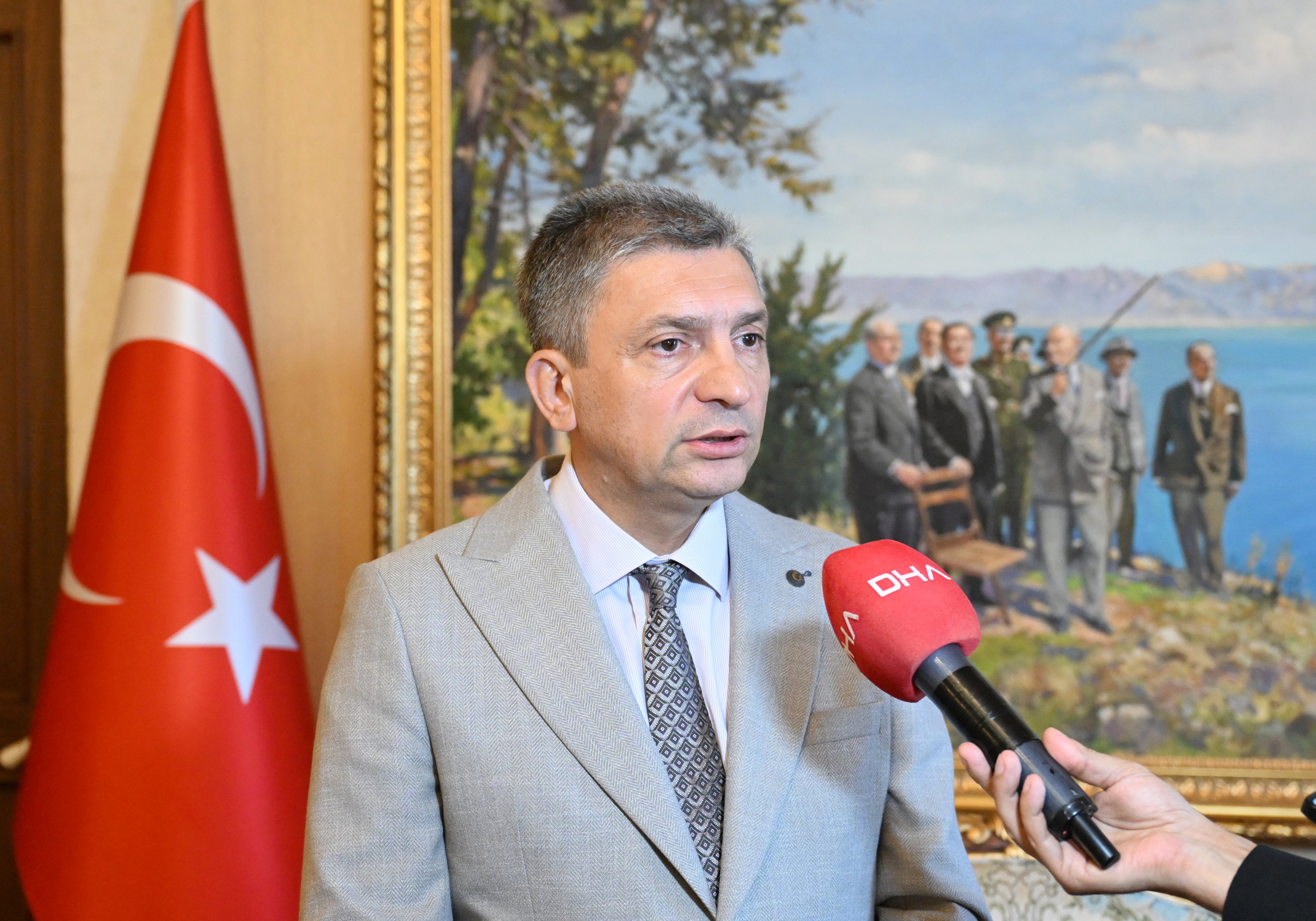 Antalya Valisi Hulusi Şahin kongrelerle ilgili açıklama yapıyor