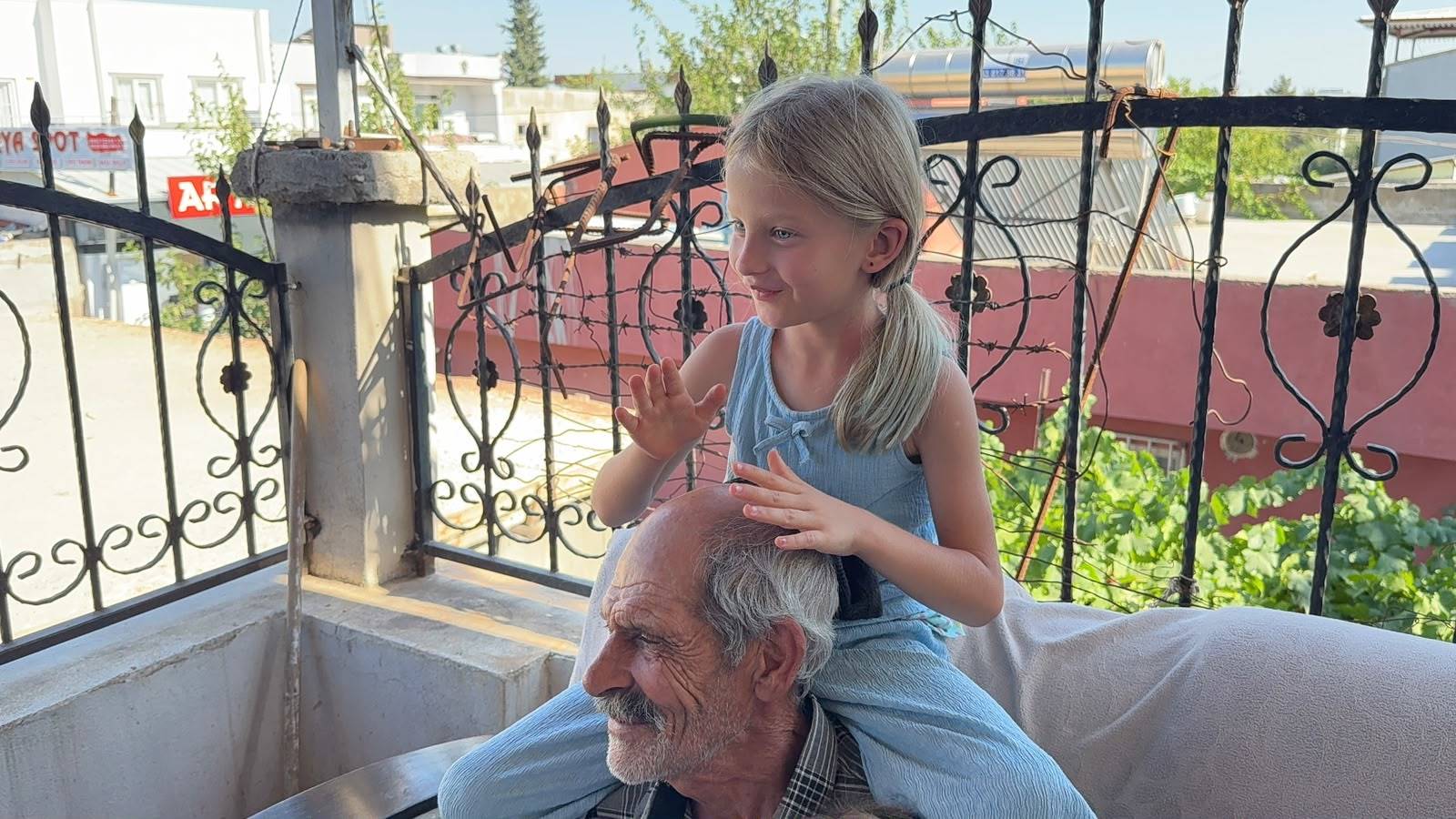 Tüp bebek ikizleri ve baba Doğan