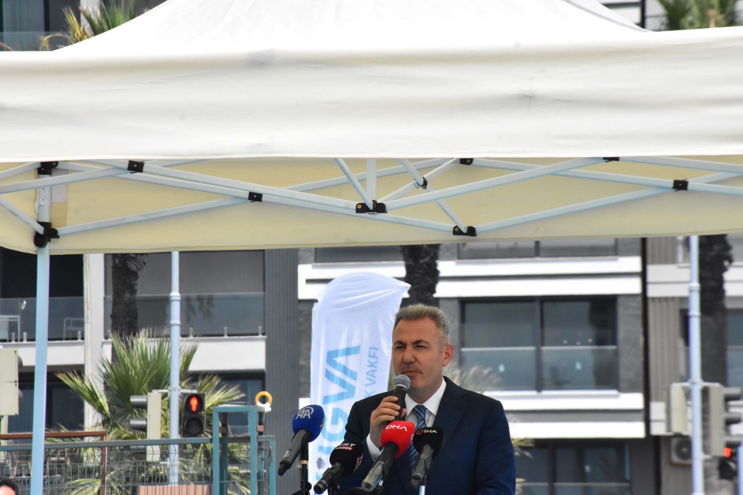 Bakan Tekin ve öğrenciler