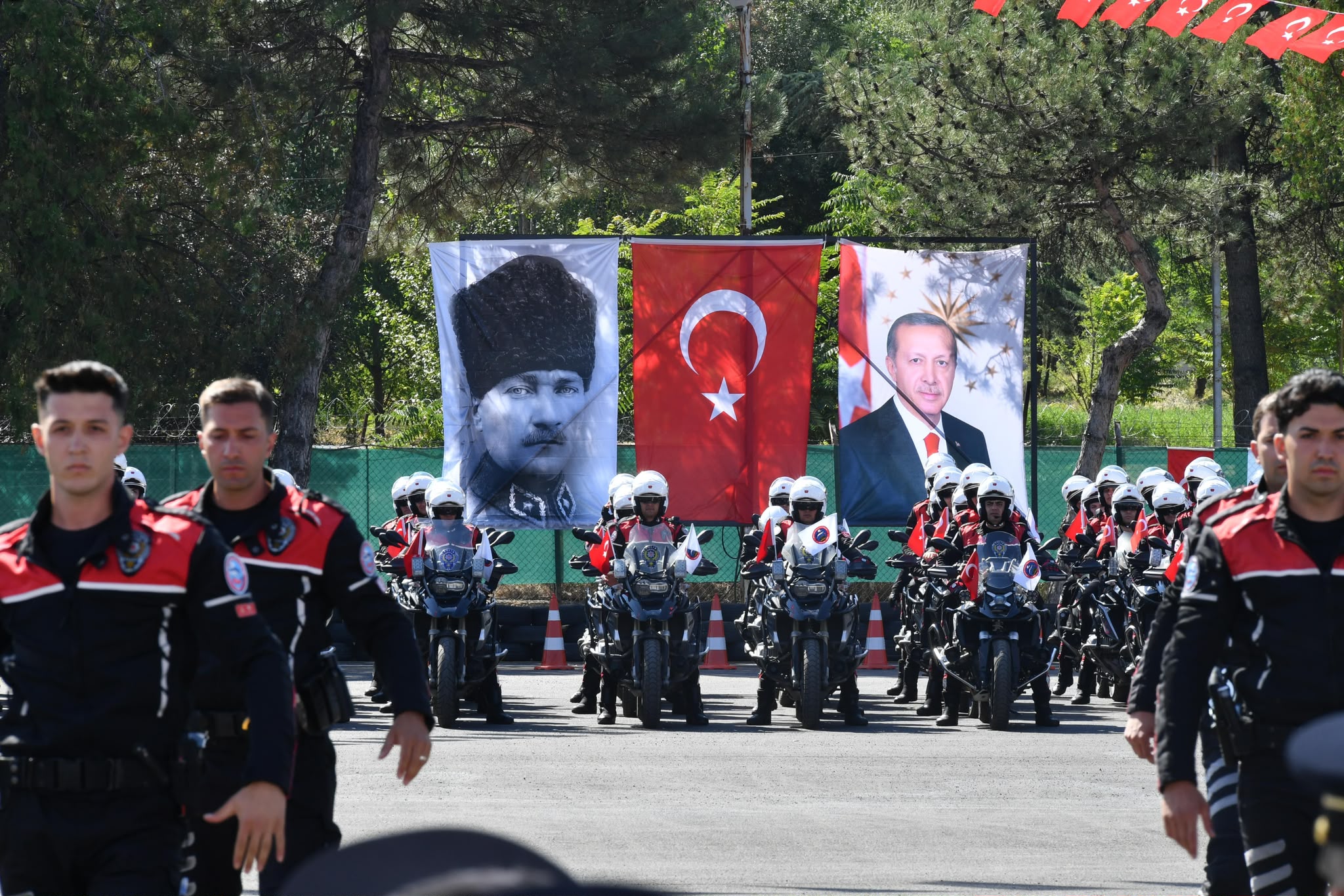 Yunus polisleri mezuniyet töreninde sıralanırken
