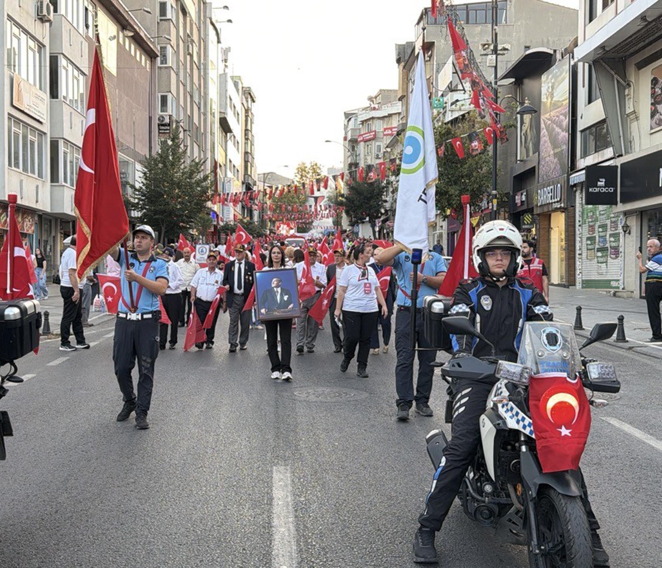 Zafere coşkulu kutlama