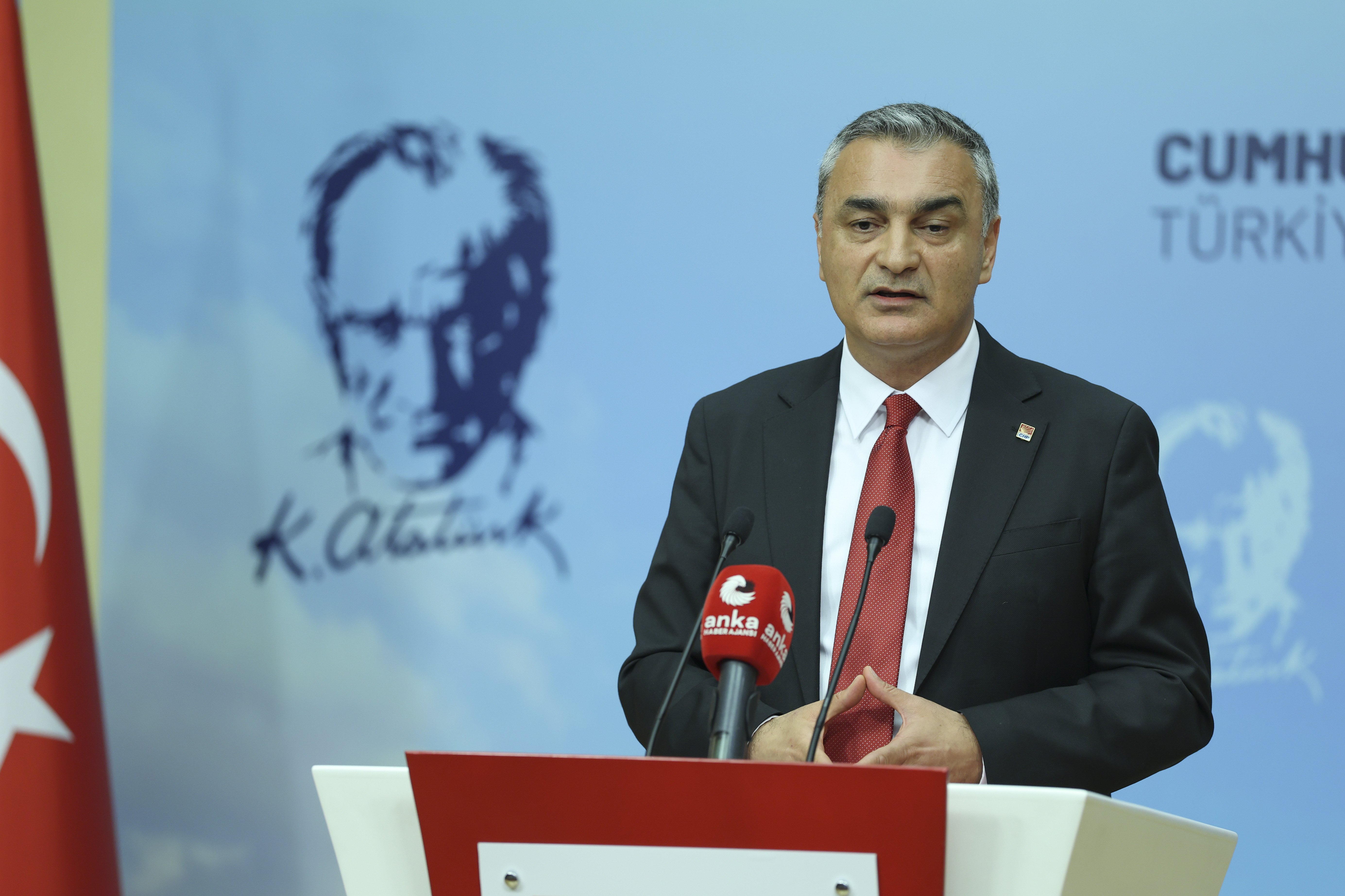 Müslim Sarı açıklama yapıyor