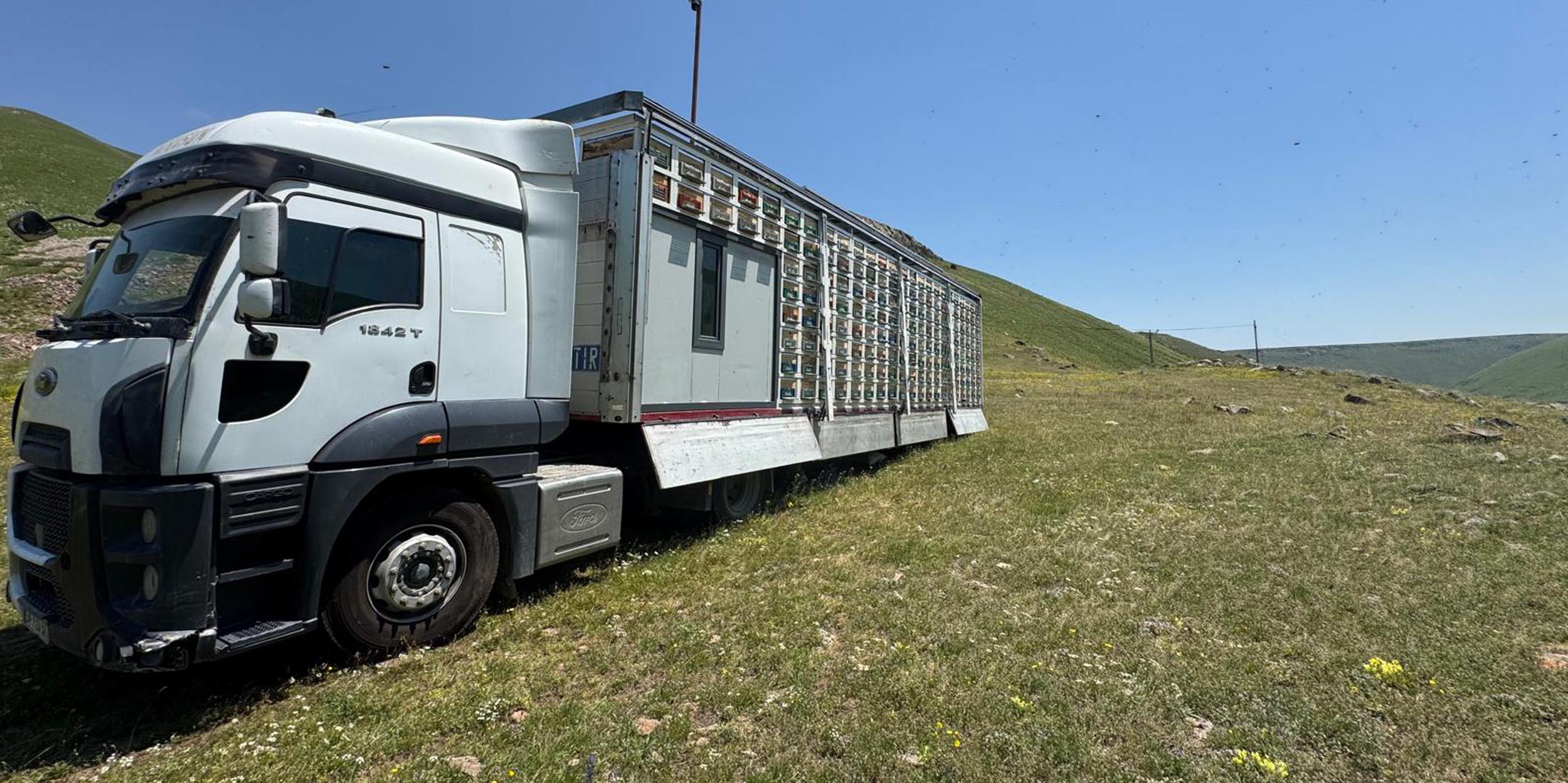 Mobil bal üretim tesisinin dışarıdan görünümü