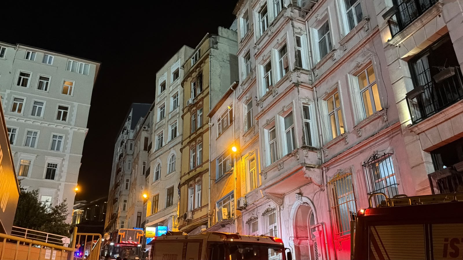 Ressam Murat Melih Özen yangın sonrası Beyoğlu