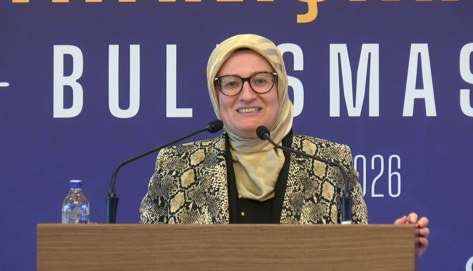 AK Parti Genel Başkan Yardımcısı Fatma Betül Sayan Kaya konuşma yapıyor
