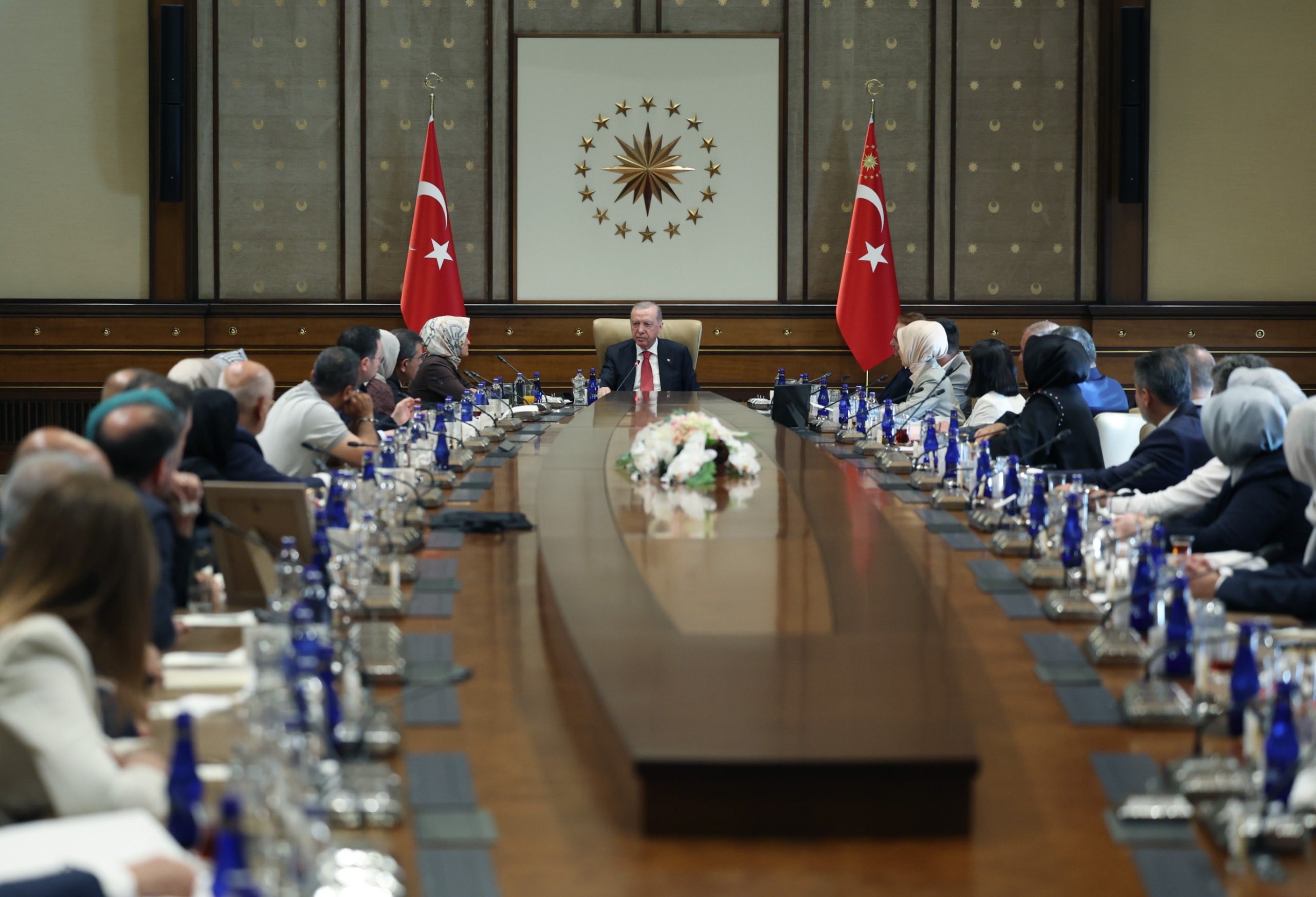 Cumhurbaşkanı Erdoğan, Kahramanmaraş okul saldırısında hayatını kaybeden öğrencilerin ailelerini kabul etti
