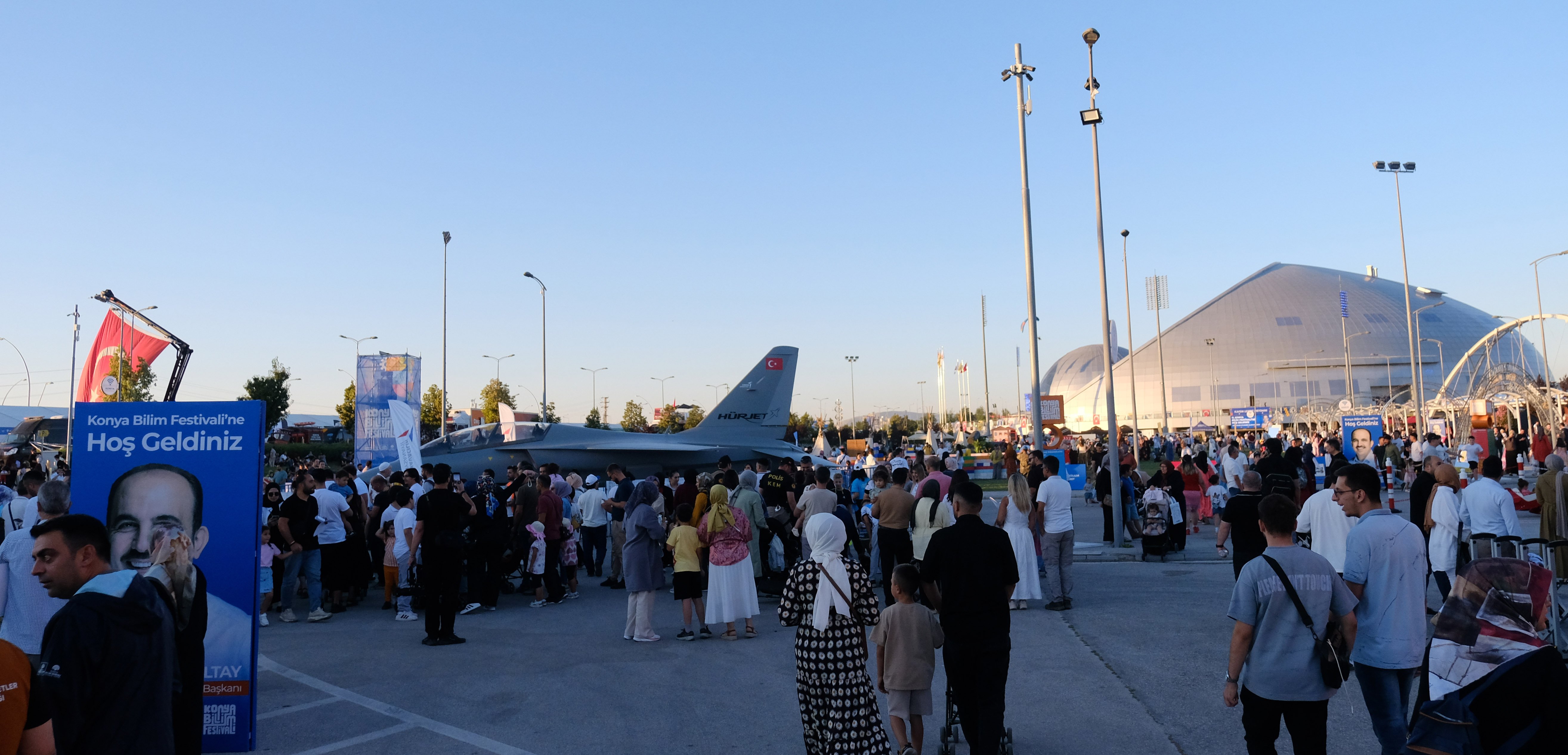Bakan Çiftçi festivalde öğrencilerle