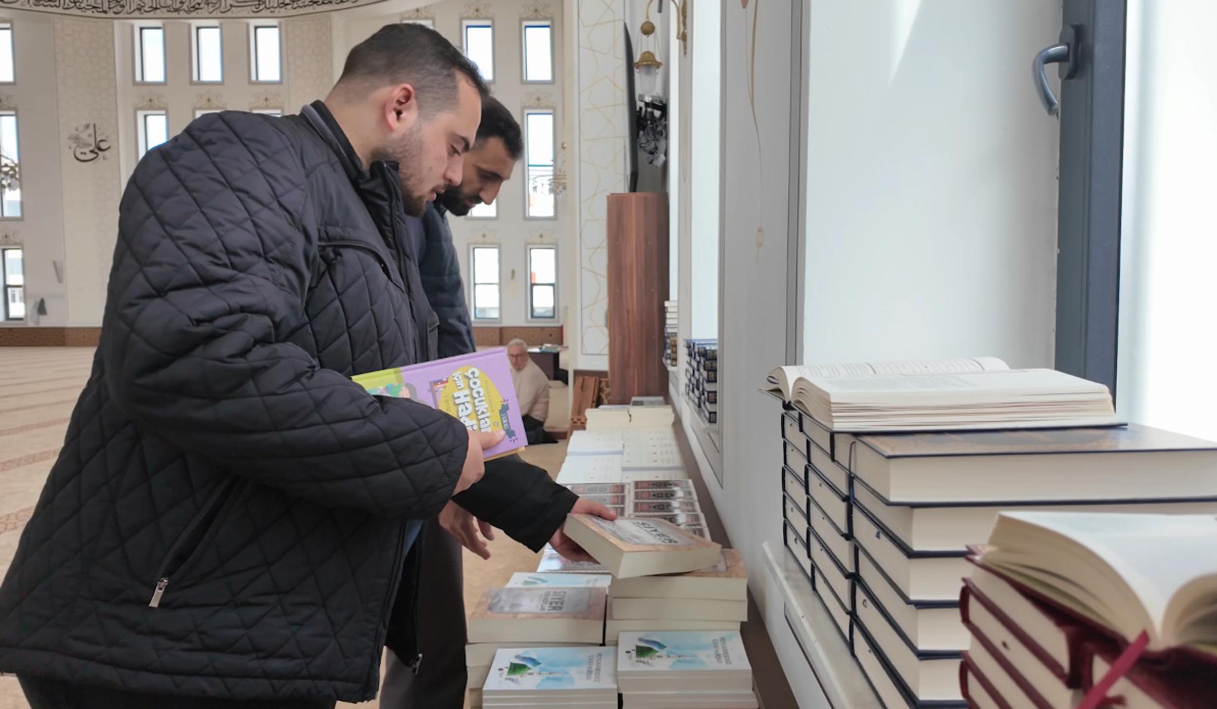 Camide kitap okuyan vatandaşlar