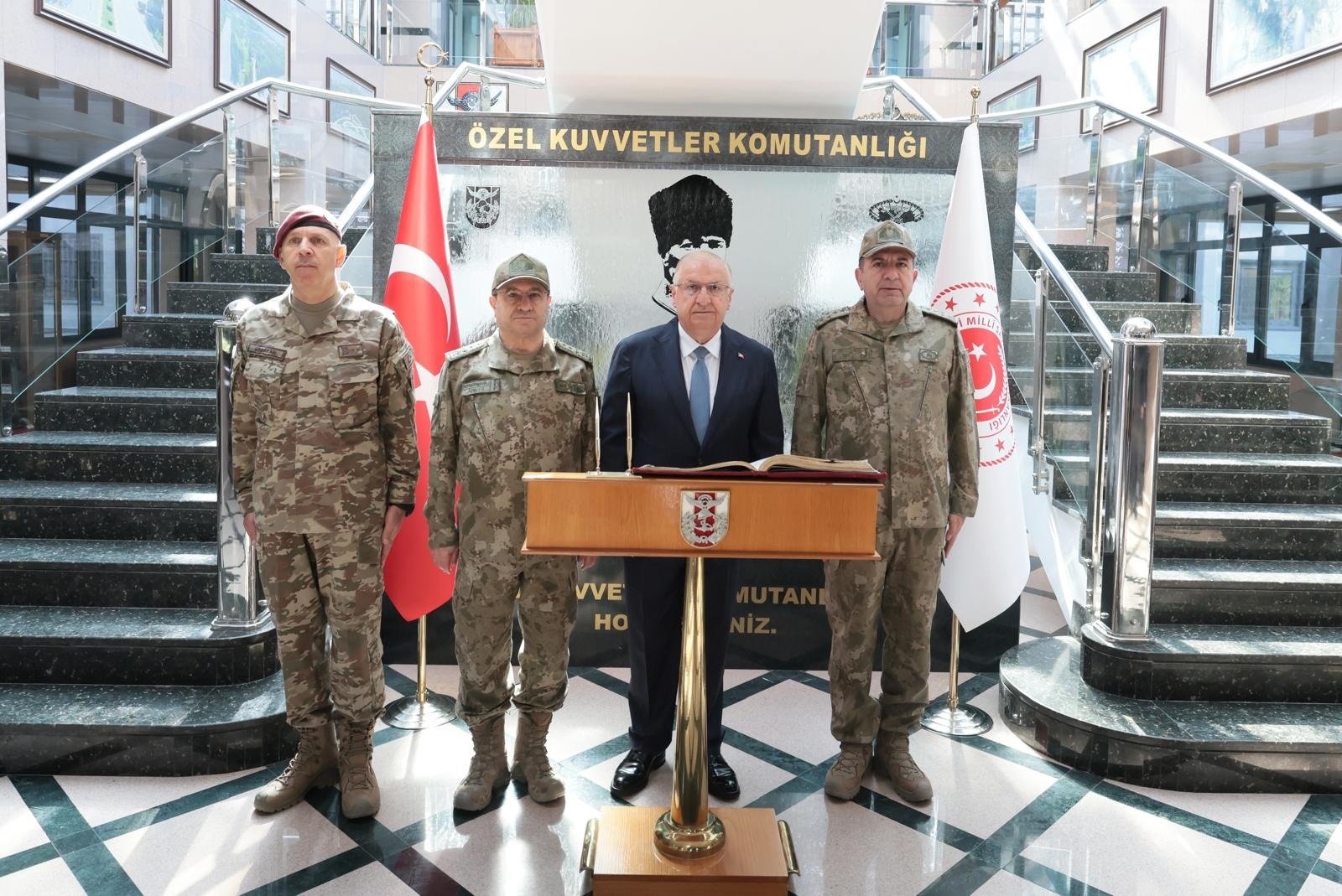 Milli Savunma Bakanı Güler, bordo berelilerle birlikte