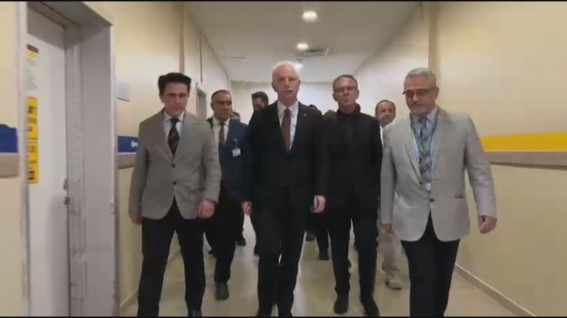 Vali Gül, hastane ziyaretinde doktorlardan bilgi alıyor
