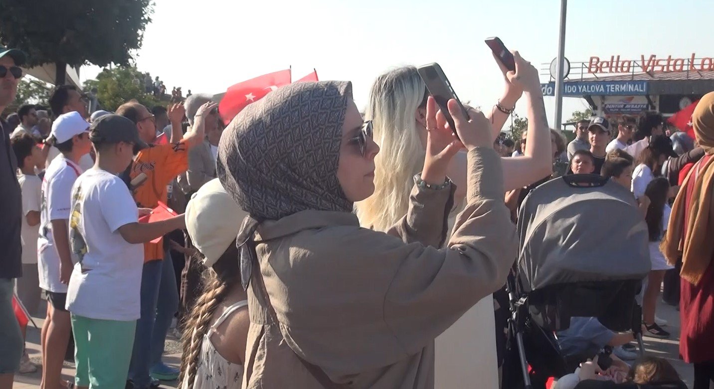 Türk Yıldızları gösteri uçuşu