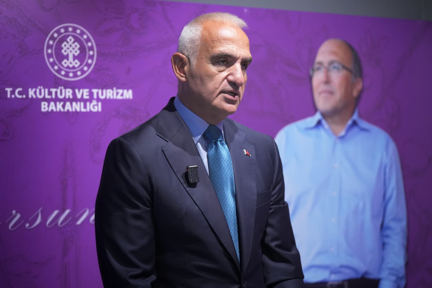 Ahmet Haluk Dursun anma sergisi ziyaretçiler eserleri inceliyor
