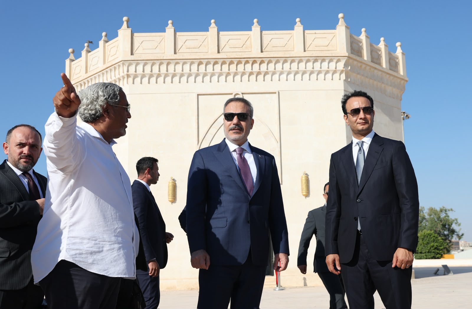Bakan Fidan, Libya'nın milli kahramanı Ömer Muhtar'ın anıt mezarını ziyaret etti