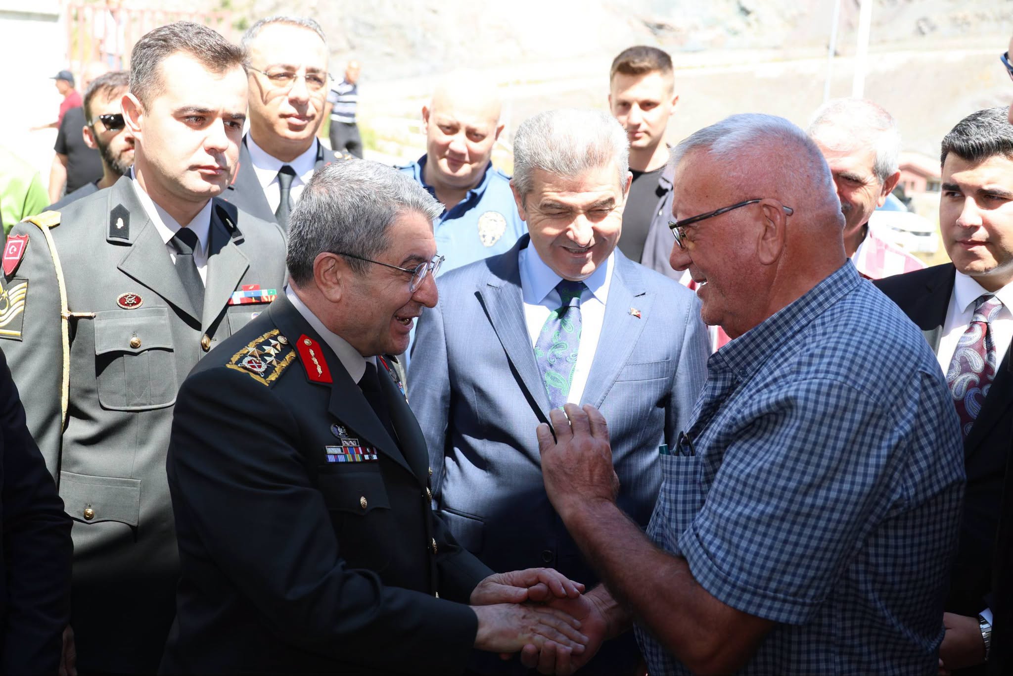 Bayraktaroğlu vatandaşlarla bir arada