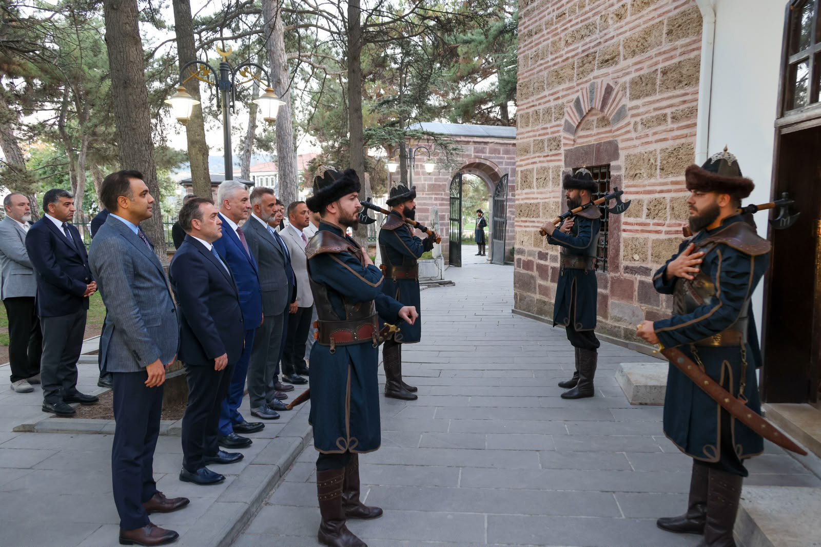 Bakan Bolat türbe önü