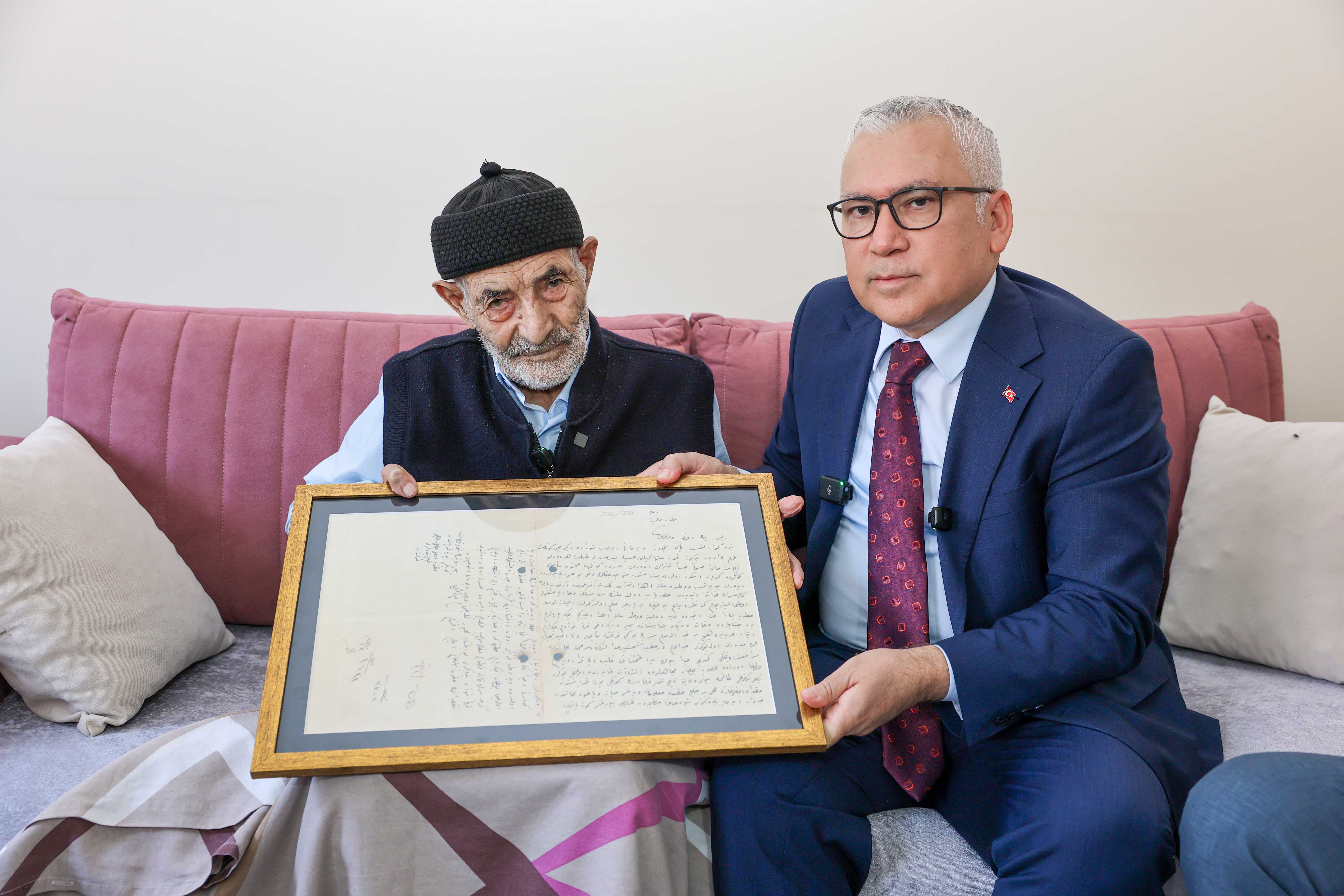 Vali Yılmaz Şimşek, mektubu teslim ederken