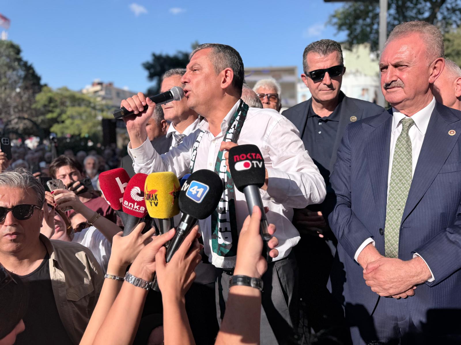 Özgür Özel konuşma yapıyor