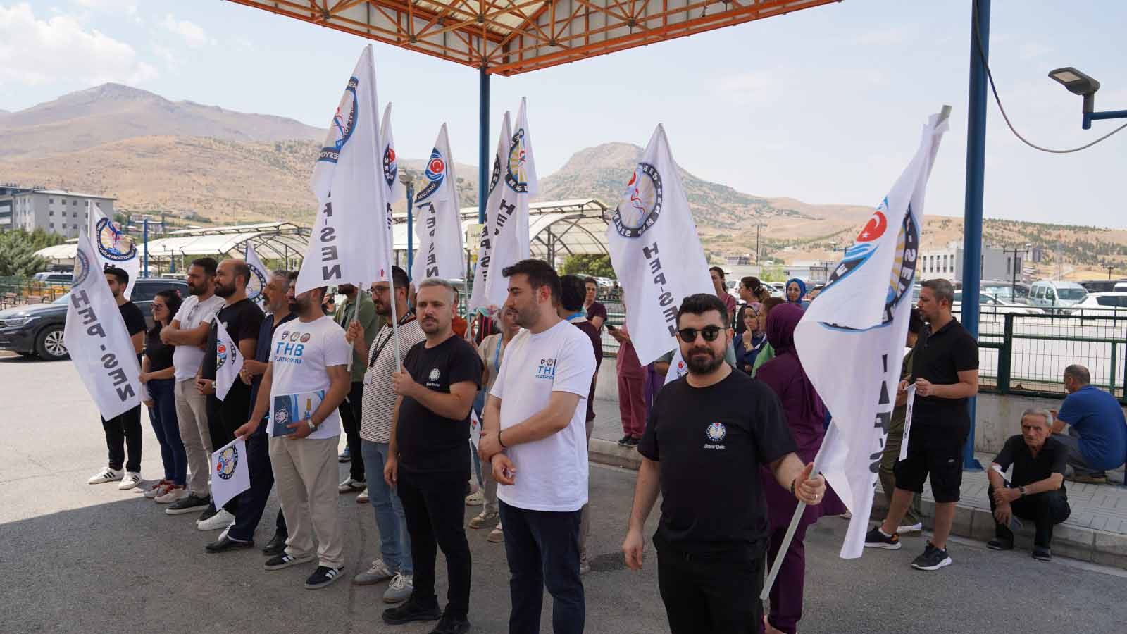 HEP-SEN Genel Başkanı Yunus Şimşek basın açıklaması yapıyor