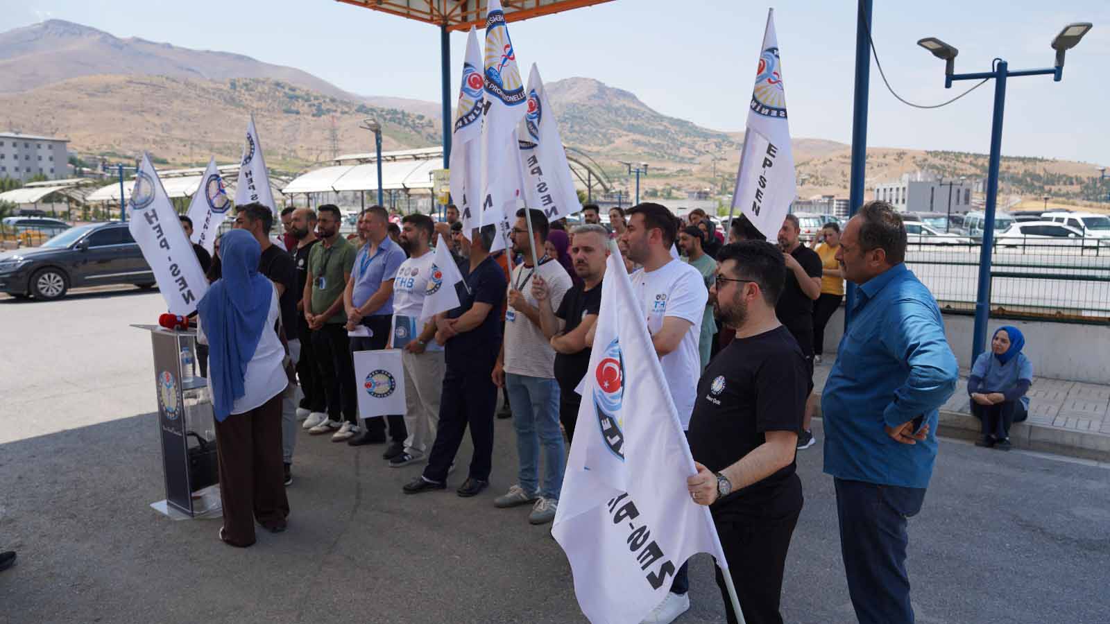 HEP-SEN üyeleri Turgut Özal Tıp Merkezi önünde basın açıklaması yapıyor