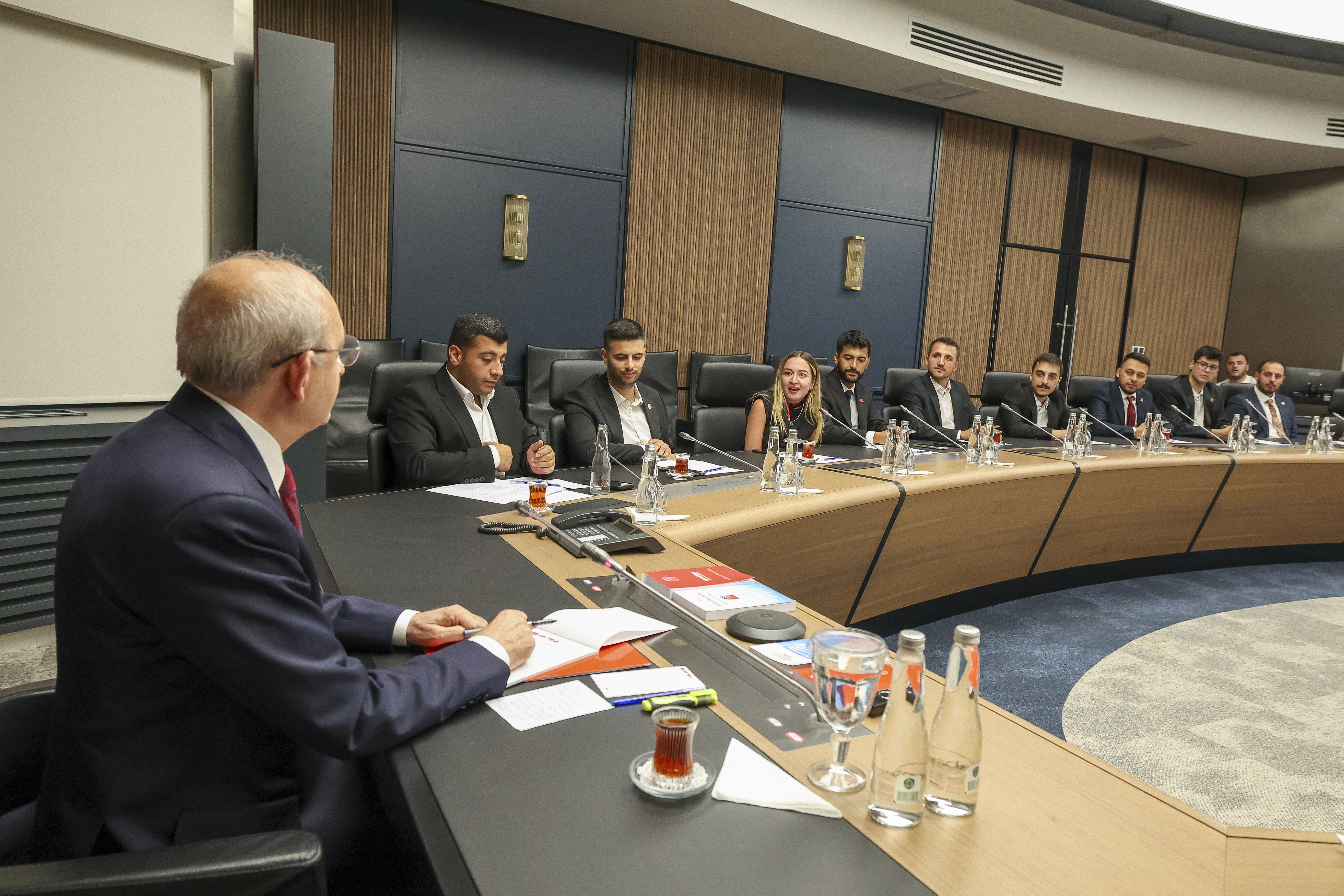 Kılıçdaroğlu Gençlik Kolları MYK üyeleriyle bir arada