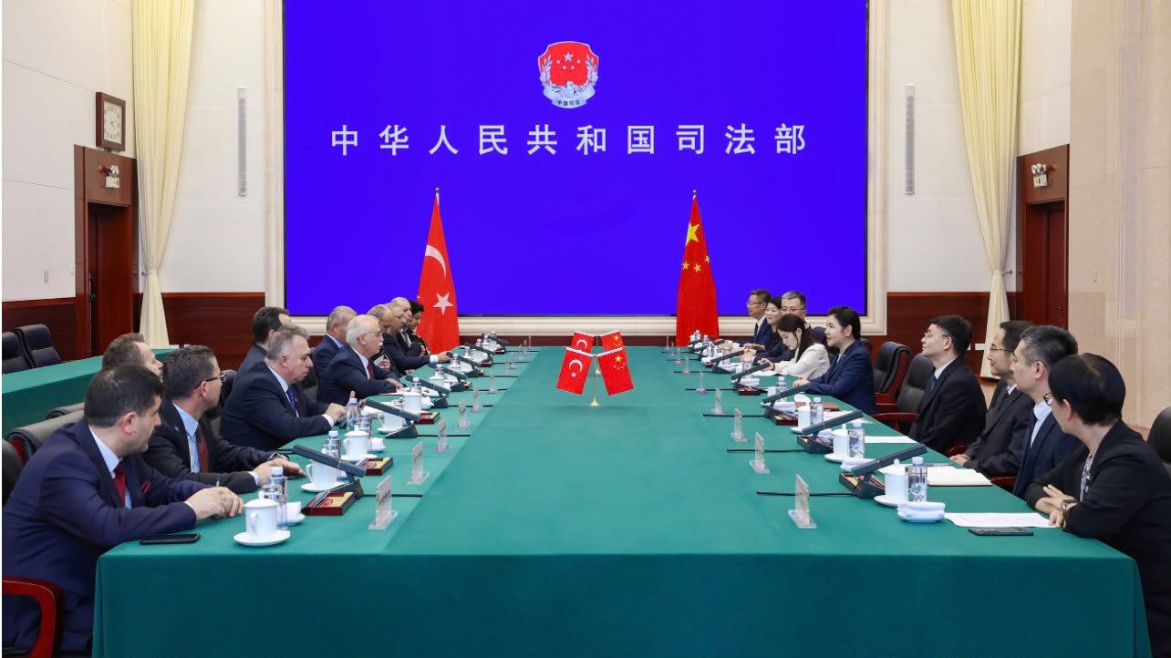 AYM Başkanı Özkaya Çinli mevkidaşı Zhang Jun ile görüşmede