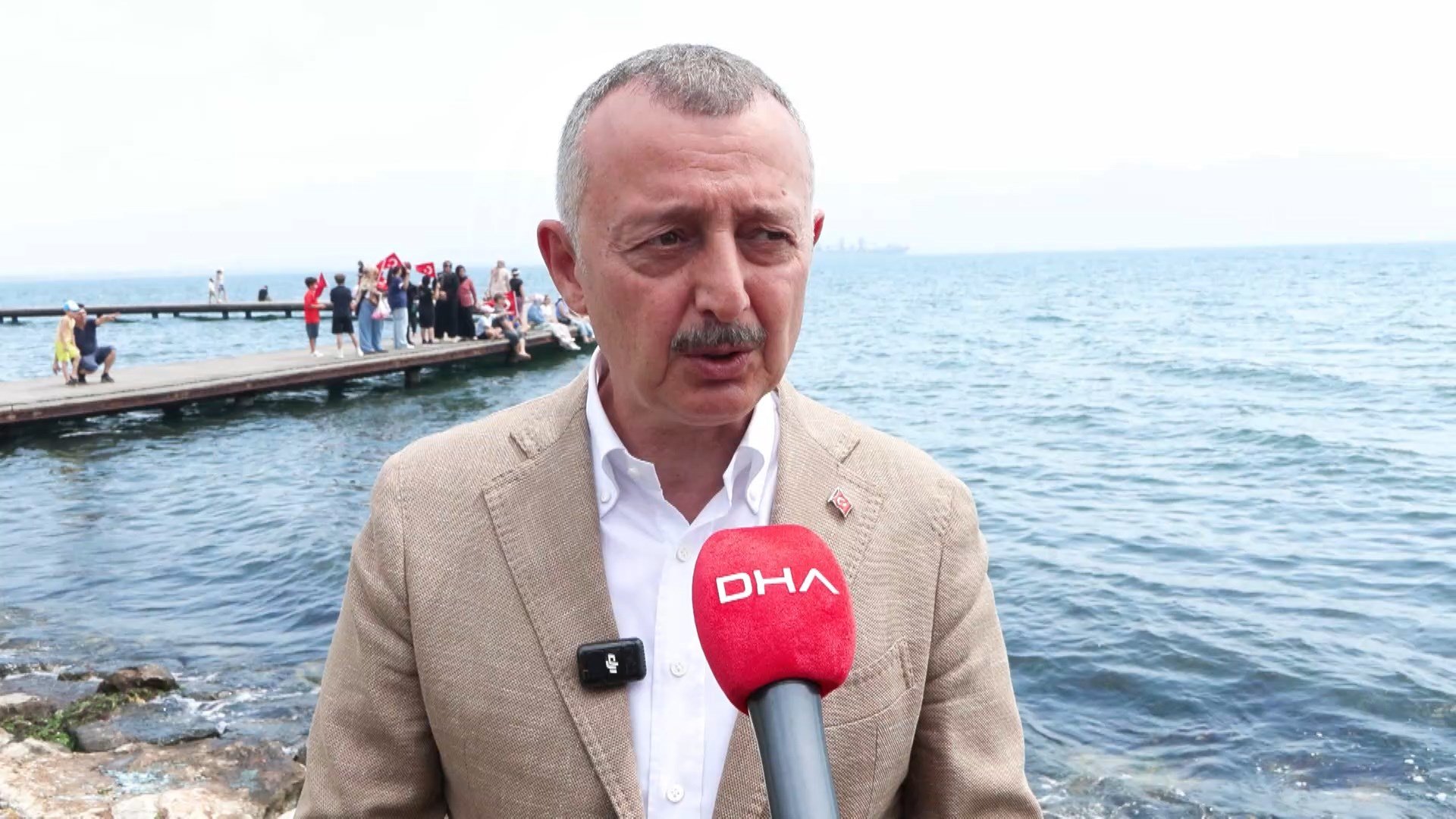 Vatandaşlar Türk bayraklarıyla selamlama geçişini izliyor