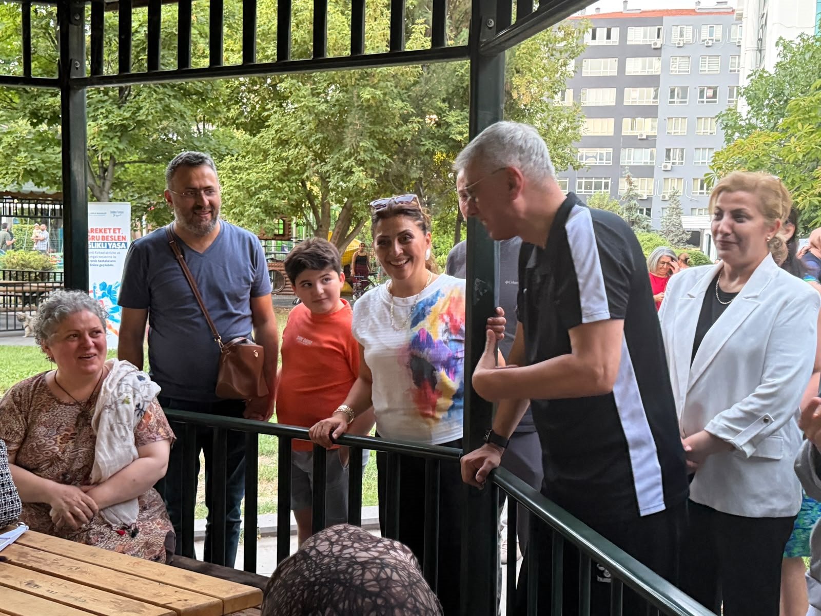 Sağlık Bakanı Memişoğlu Mahallemde Hareket Var etkinliğinde vatandaşlarla egzersiz yapıyor