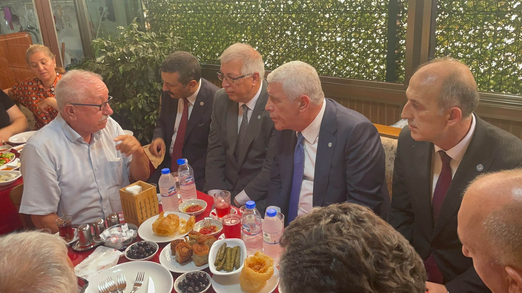 Dervişoğlu Celal Bayar anıt mezarı önünde konuşuyor