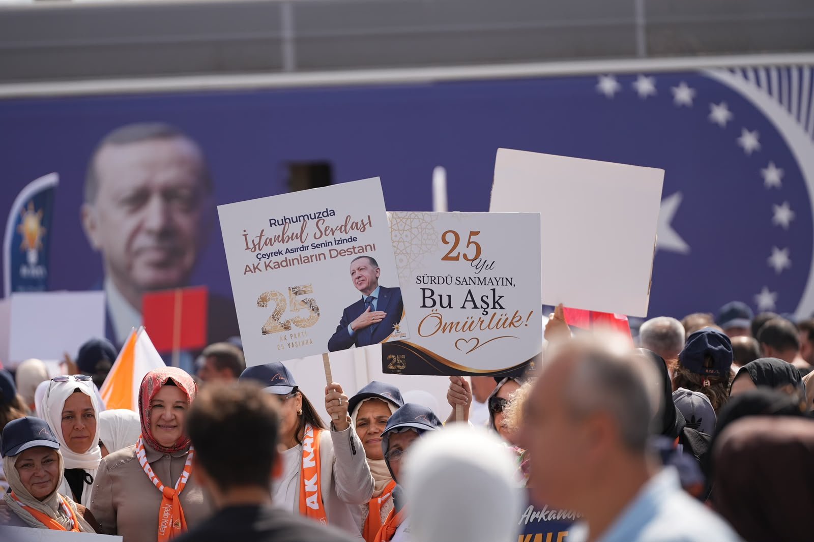 AK Parti bayrakları