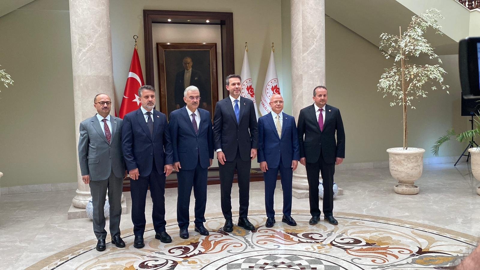 Bakan Bayraktar açıklama yapıyor