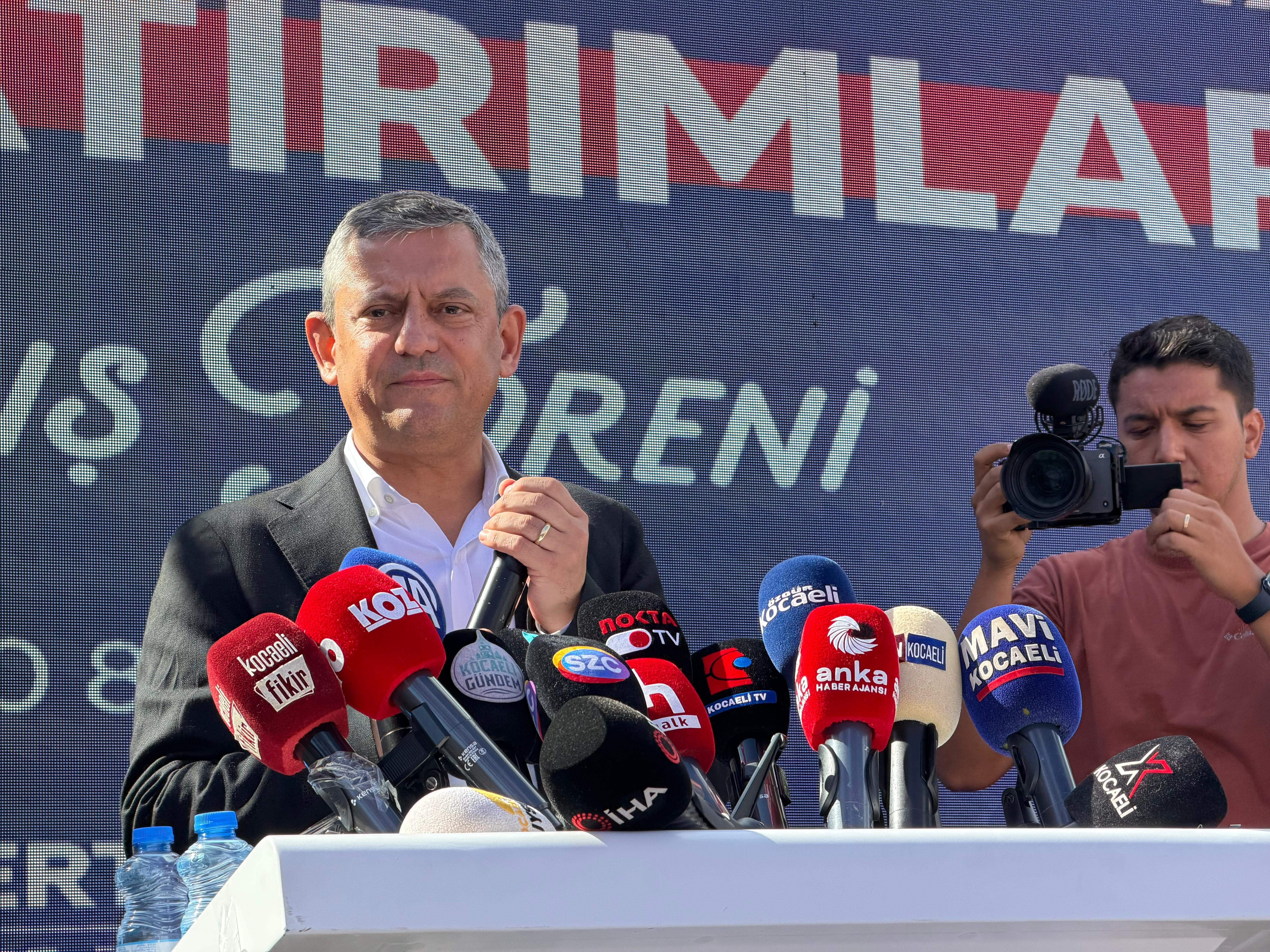 Özgür Özel seçim otobüsü önünde
