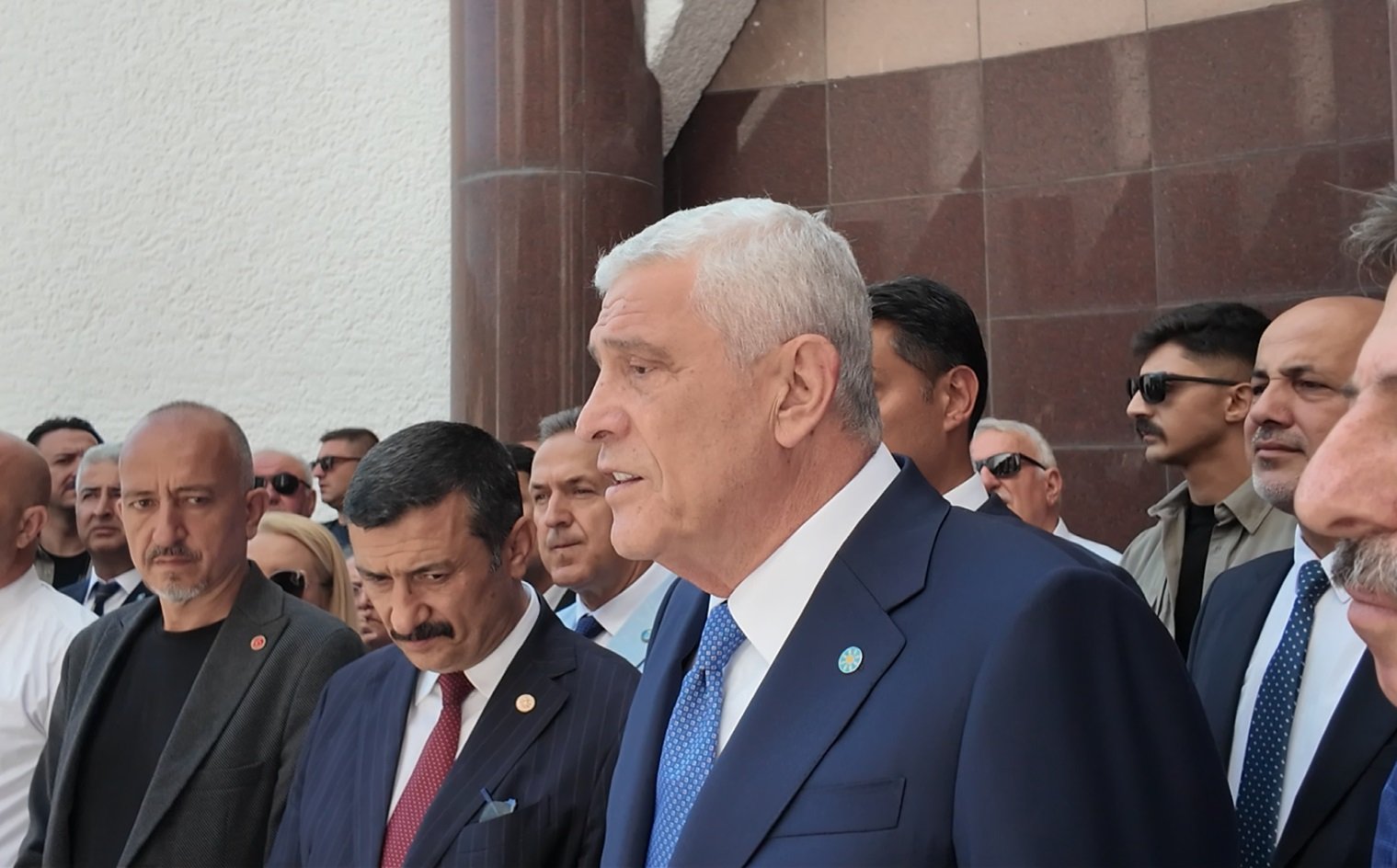 Dervişoğlu Celal Bayar mezarında dua ediyor