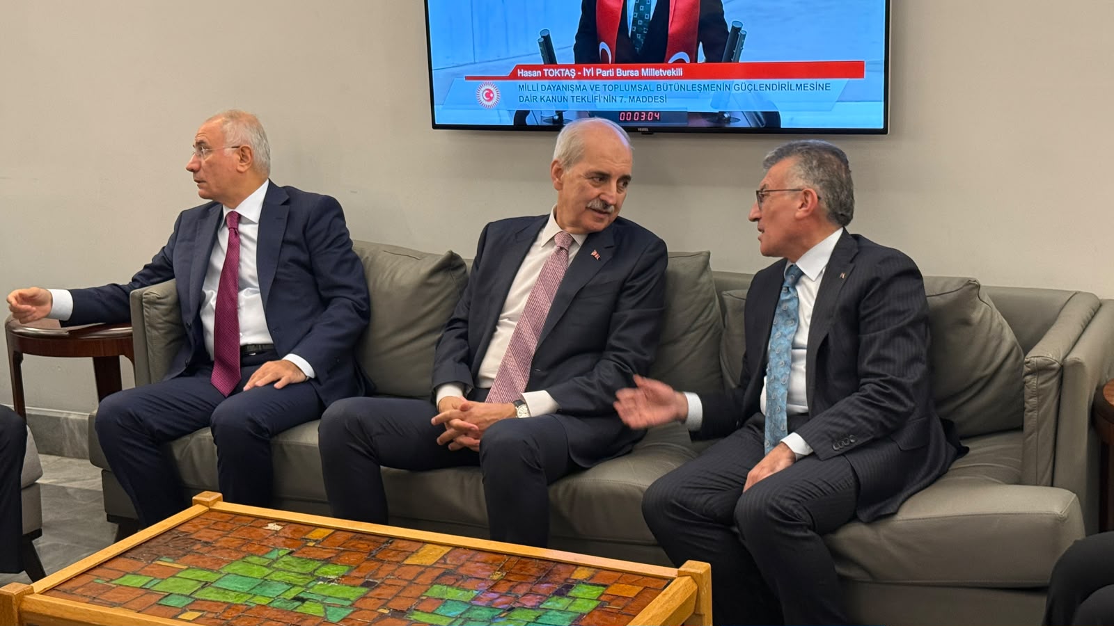 Numan Kurtulmuş, kulis ziyaretinde milletvekilleriyle bir arada