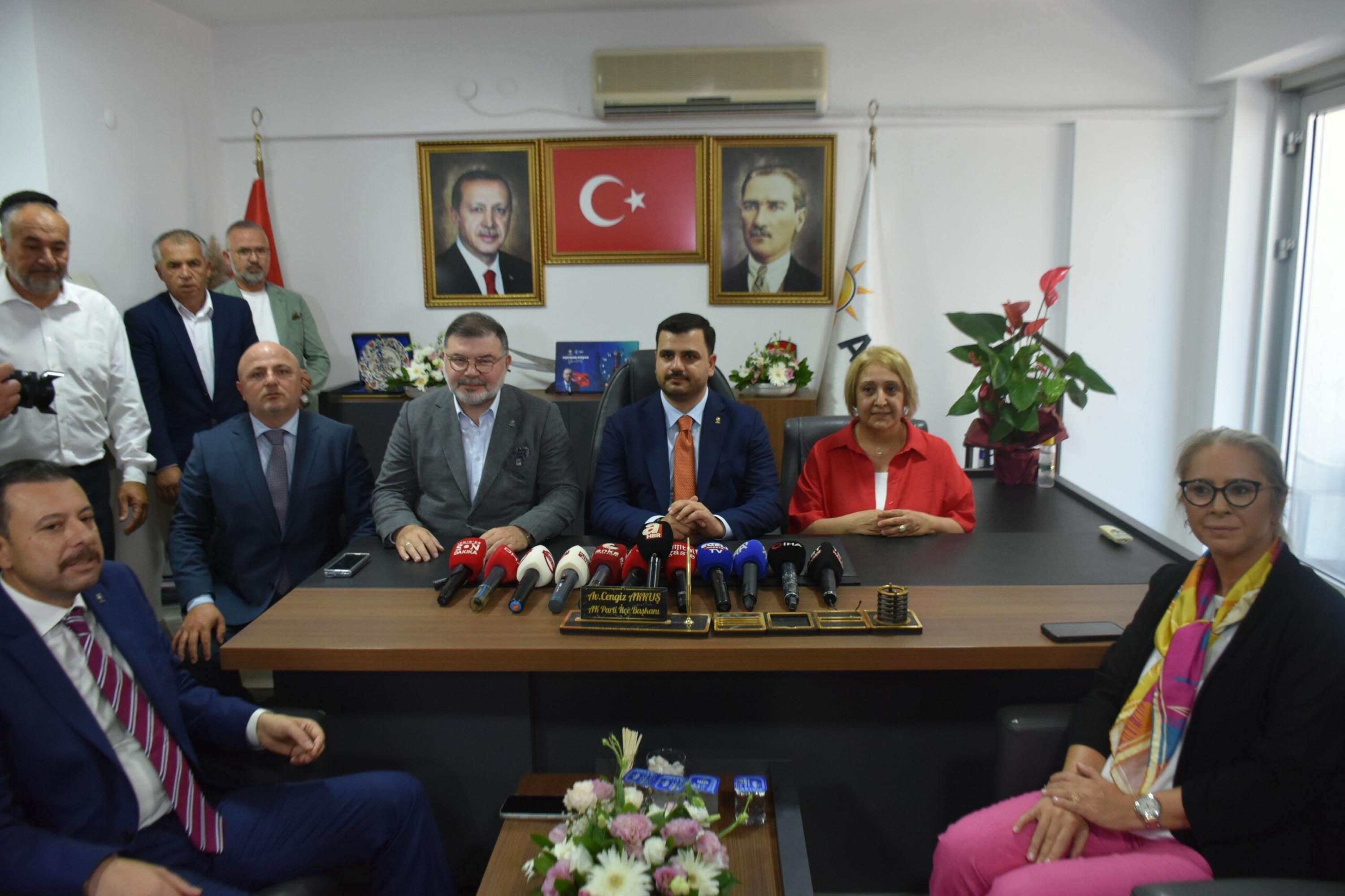 Eyyüp Kadir İnan, basın mensuplarına açıklamalarda bulunuyor.