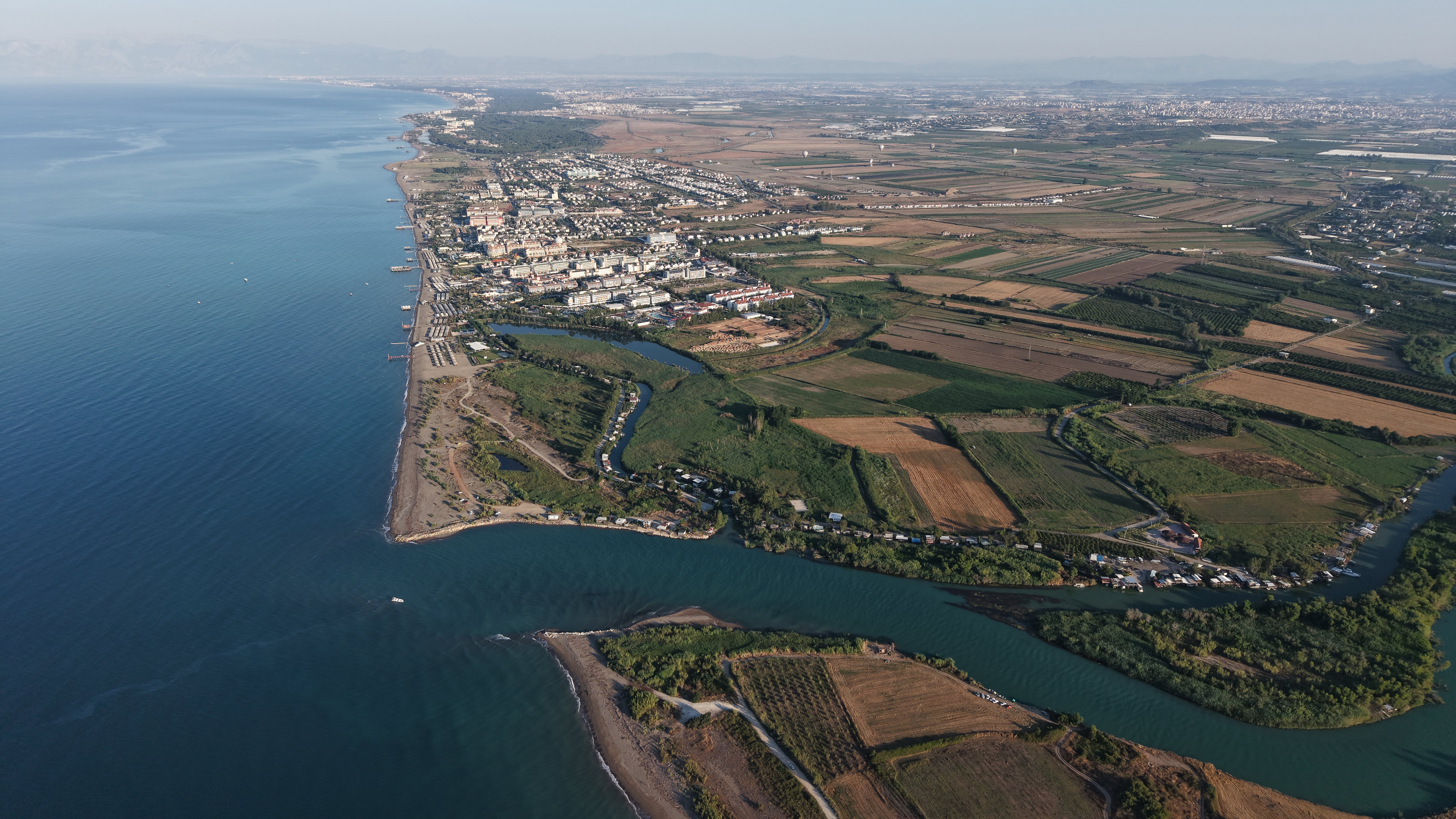 Köprüçay Nehri kıyısındaki kaçak yapılar