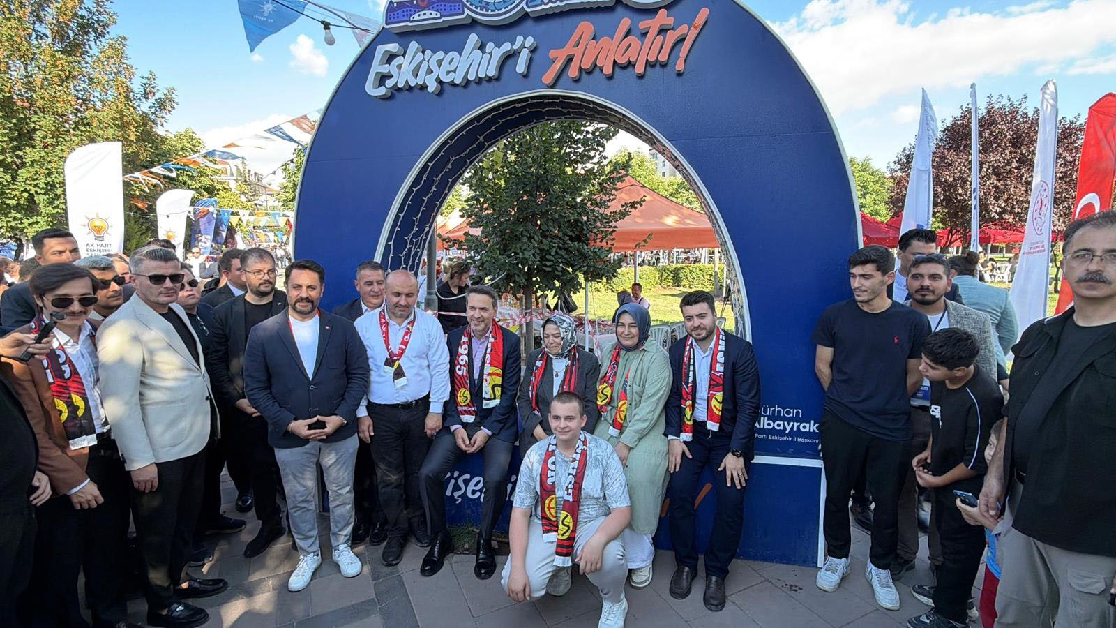 Bakan Bayraktar partililerle