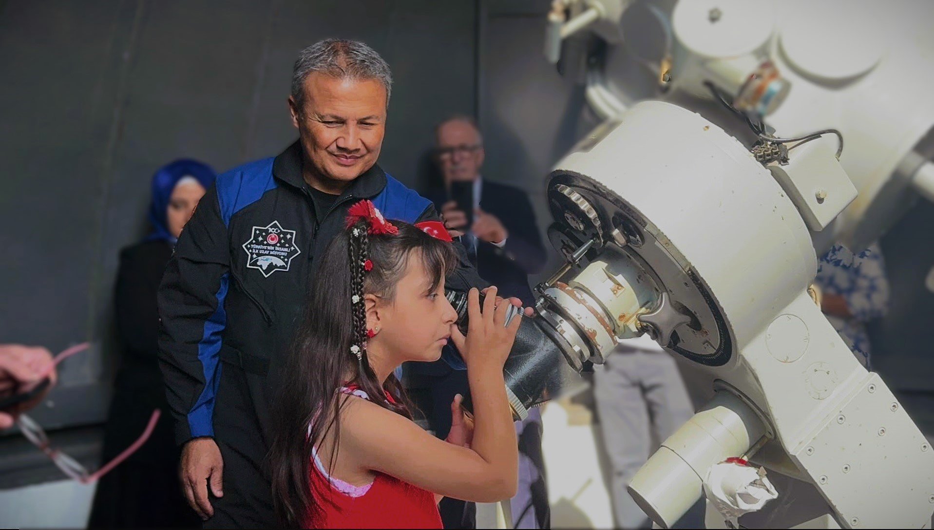 Alper Gezeravcı ve Fatma Zehra gökyüzünü izliyor