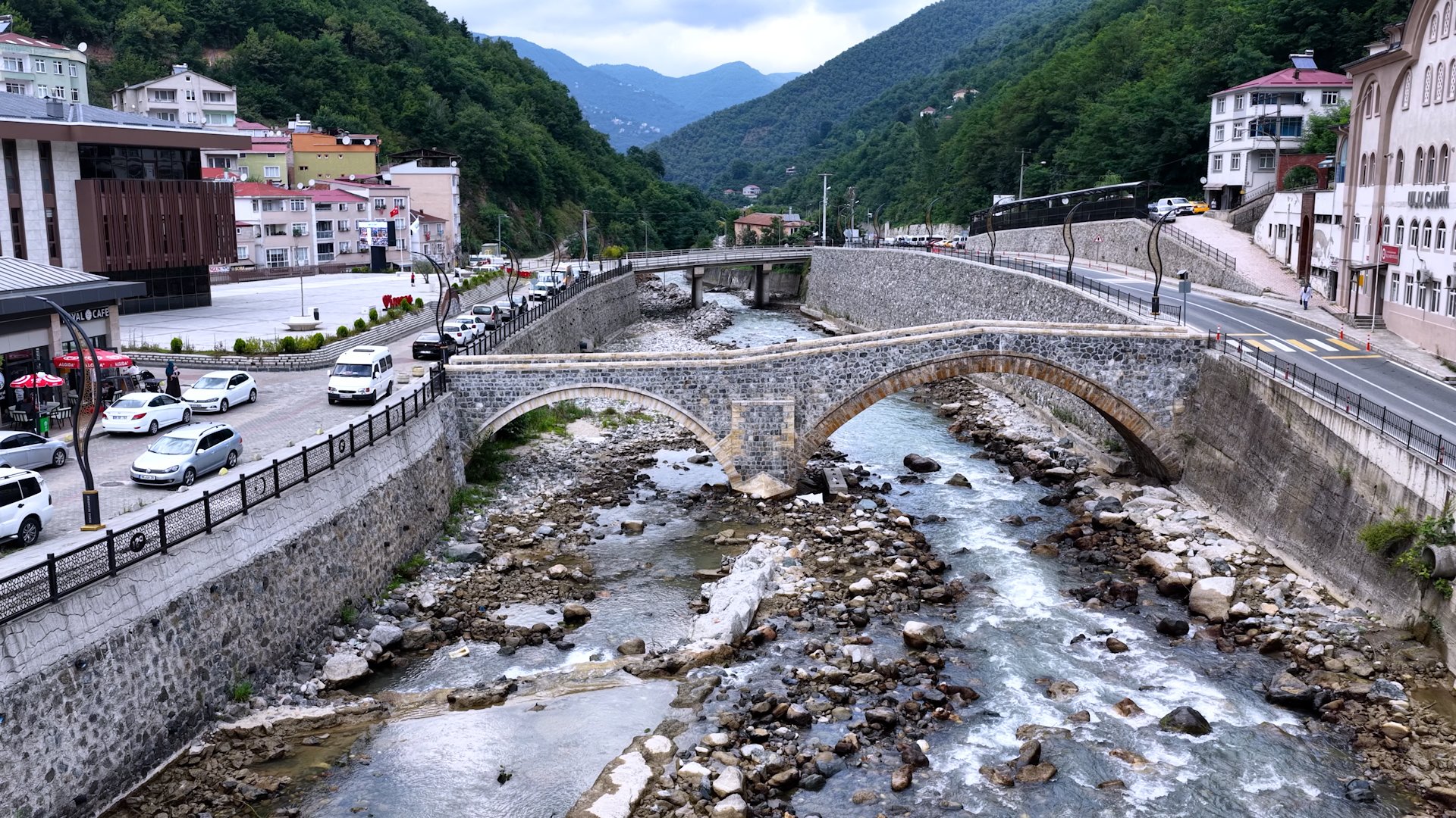 Dereli yeniden inşa edilen konutların görünümü