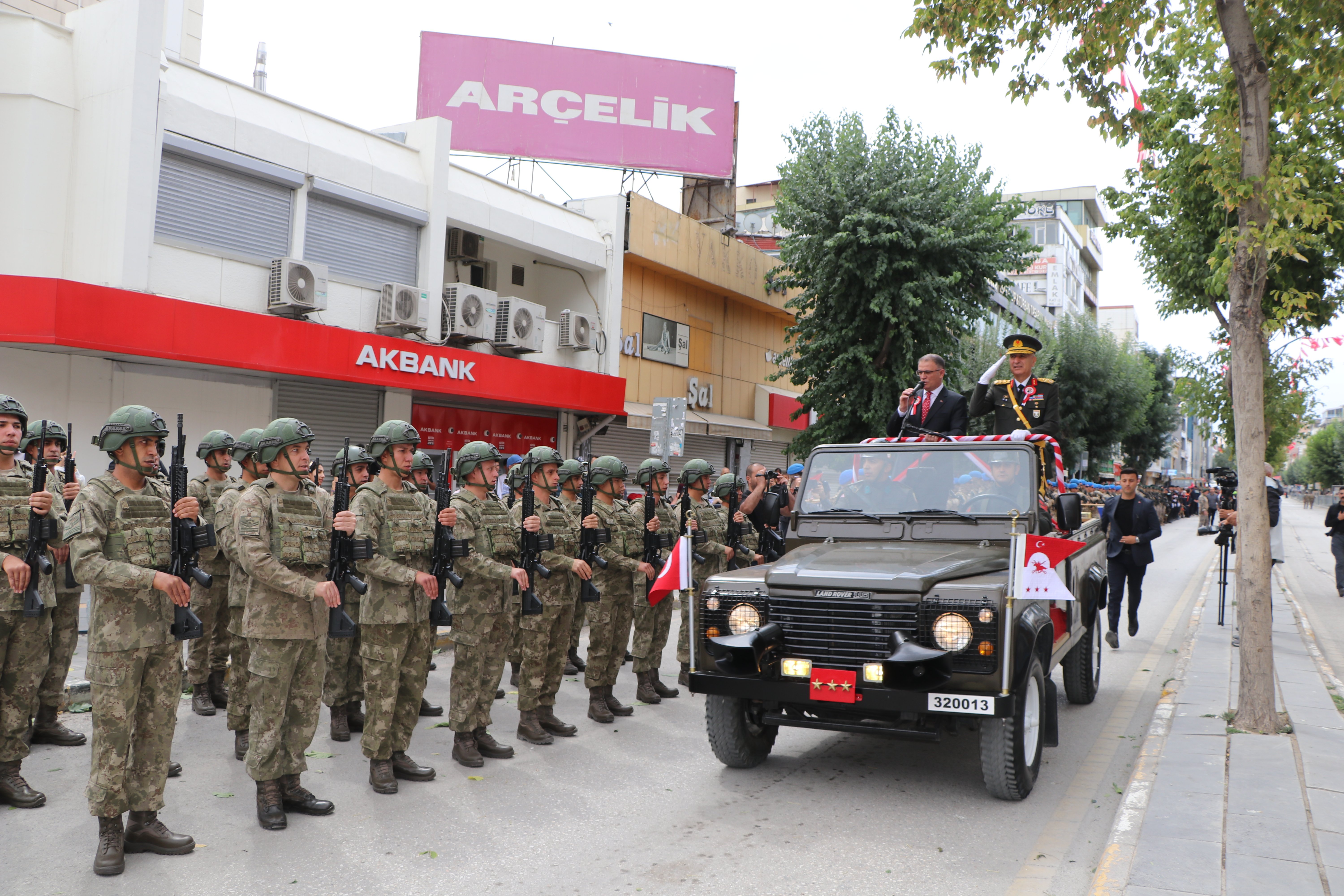 Van Valisi Ozan Balcı törende