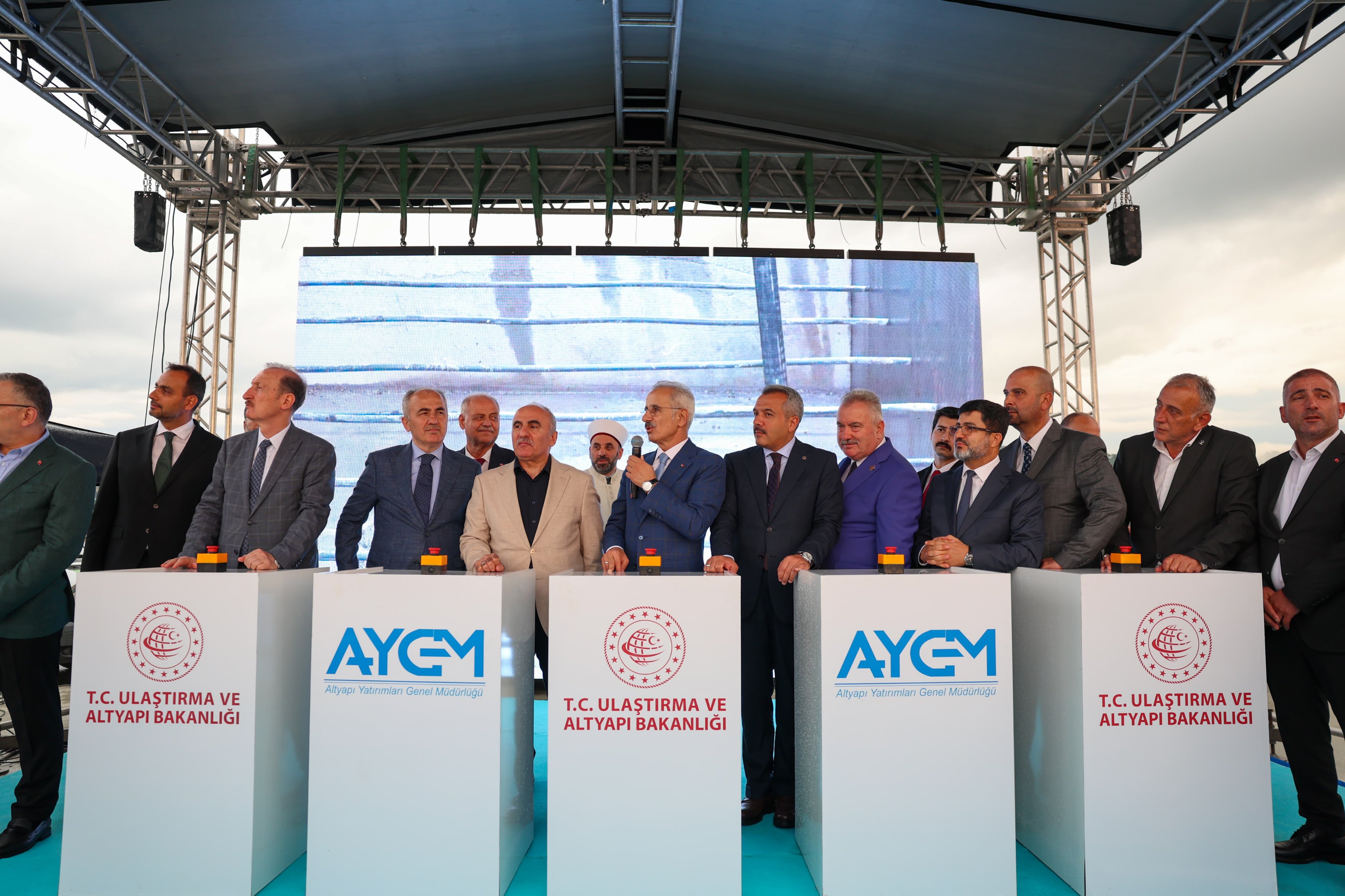 Bakan Uraloğlu törende incelemelerde bulundu