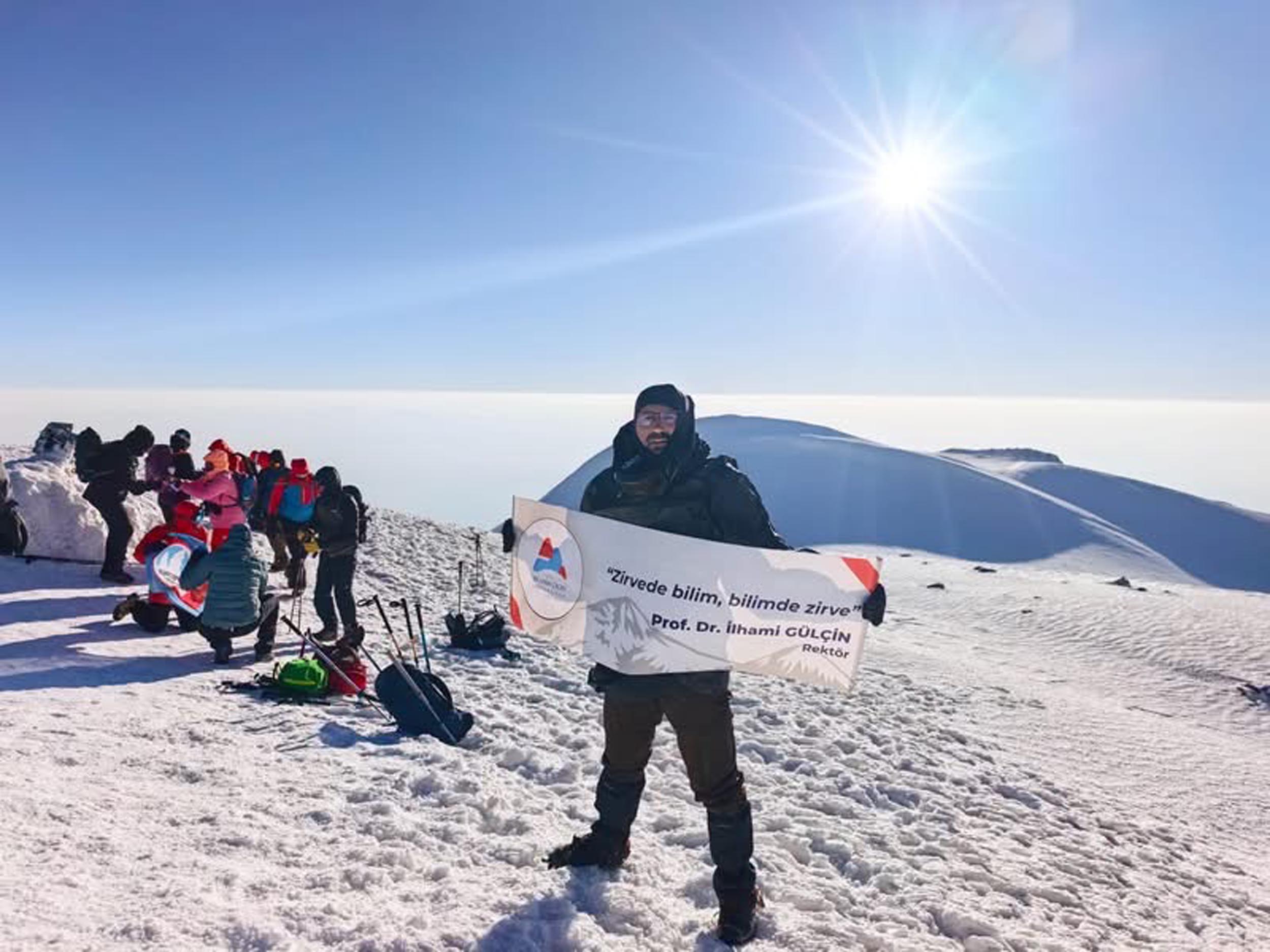 AİÇÜ Ağrı Dağı zirvesinde akademik yıl mesajı