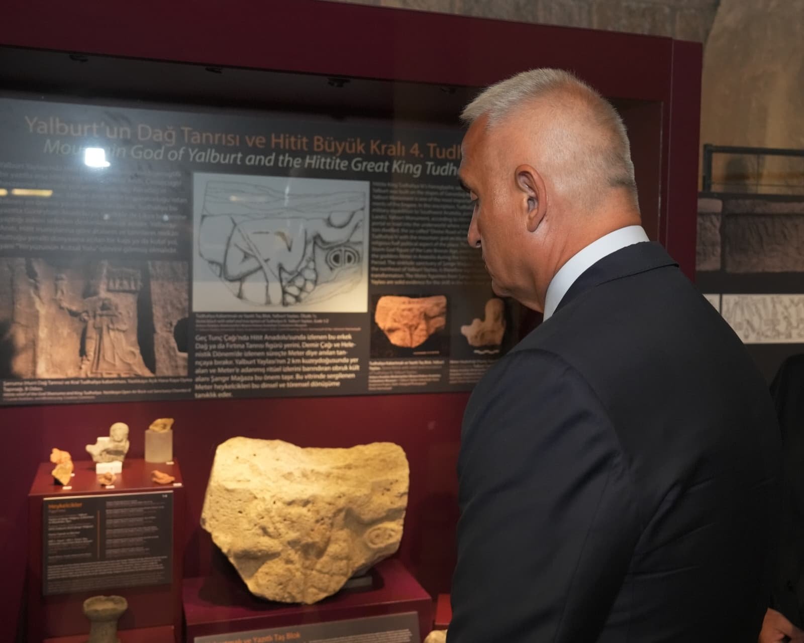 Bakan Ersoy sergi gezisi