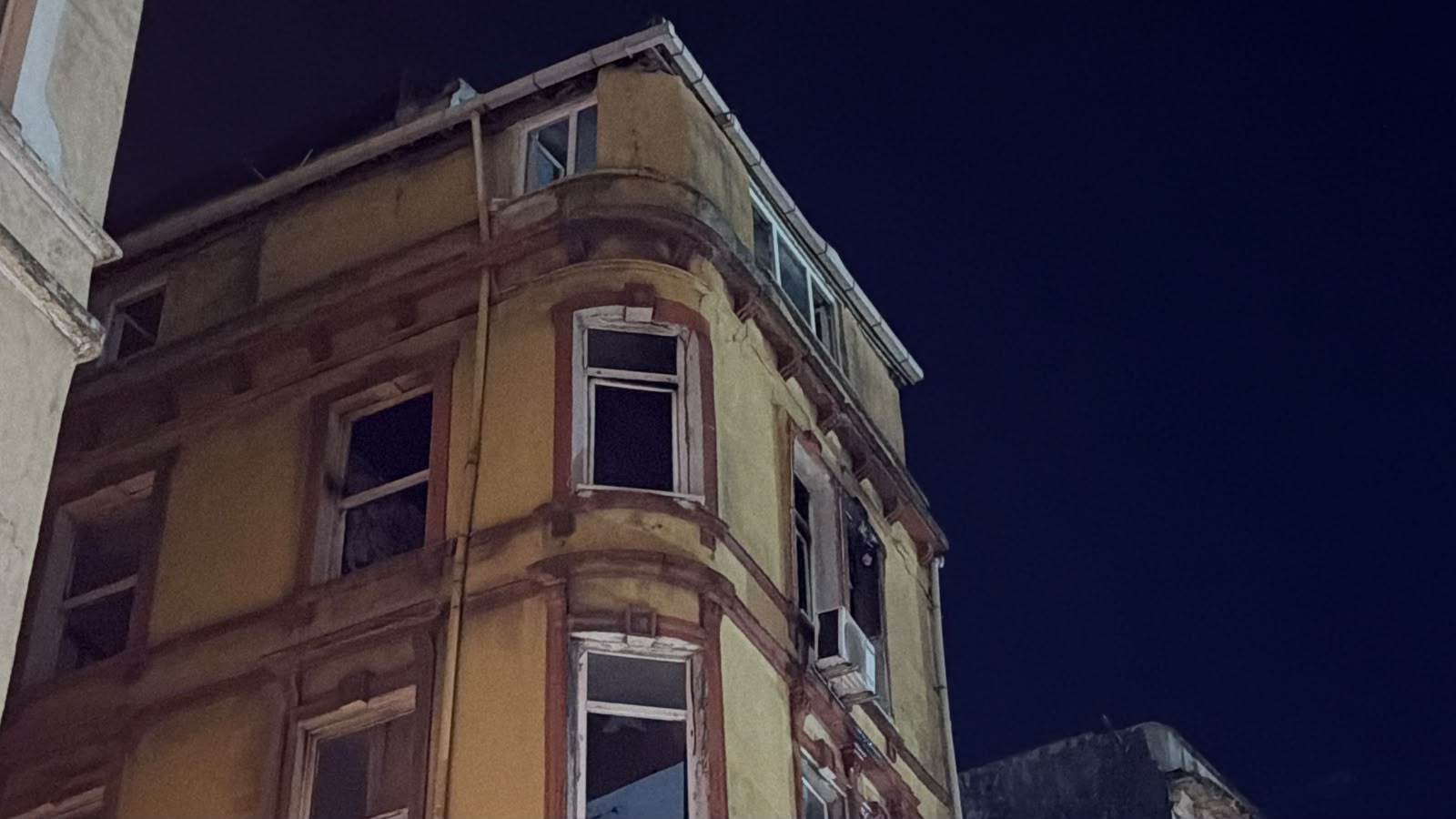 Beyoğlu havai fişek yangın ressam atölyesi